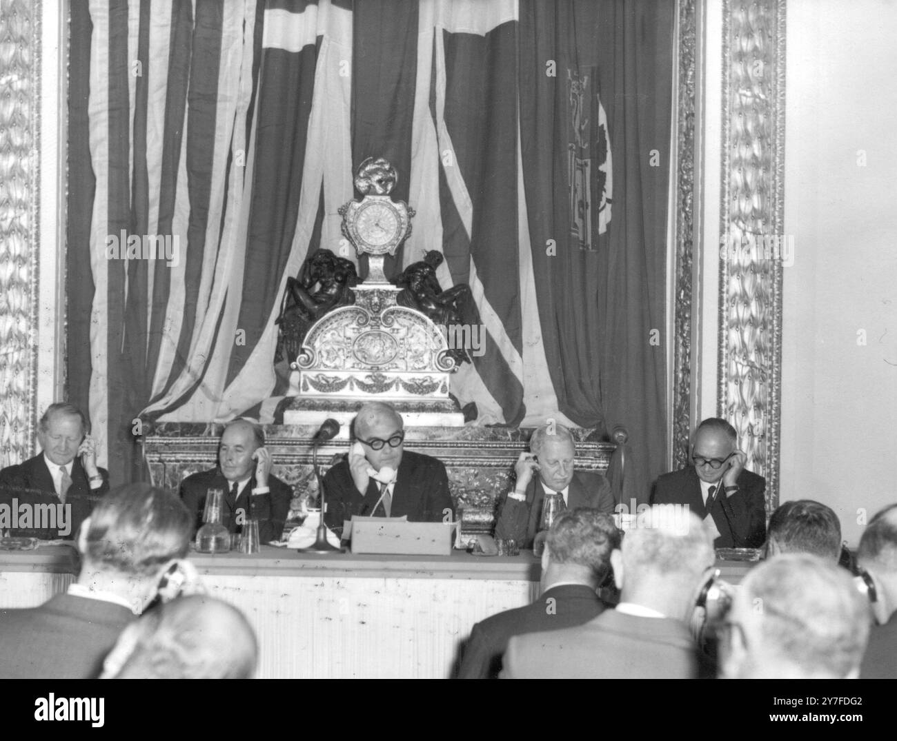 Le premier appel téléphonique transatlantique officiel est fait de Londres à New York et à Montréal par le maître de poste britannique Genreral, le Dr Charles Hill « Radio Doctor » secrétaire de la British Medical Association, ancien secrétaire parlementaire du ministre de l'alimentation. De gauche à droite :- Mr. C. J. M. Alport, ministre des postes adjoint ; son Excellence Mr. Norman Robertson, haut-commissaire du Canada à Londres ; Dr Charles Hill ; RT. Hon. Winthrop Aldrich, ambassadeur américain à Londres ; et Sir Gordon Radley, directeur général de la poste britannique. 25 septembre 1956 Banque D'Images