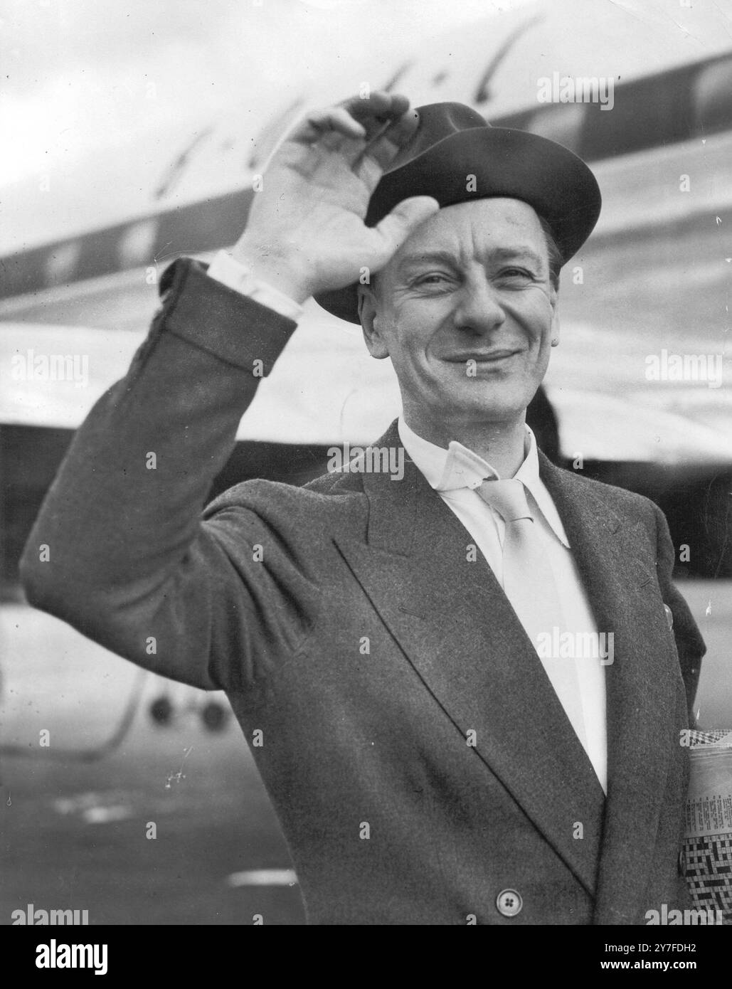 Sir John Gielgud faisant une vague d'adieu alors qu'il embarque à bord d'un avion de ligne comète de la BOAC à l'aéroport de Londres. En route pour Bulawayo en Rhodésie du Sud (Zimbabwe) pour jouer Richard II. le 15 juillet 1953 Banque D'Images