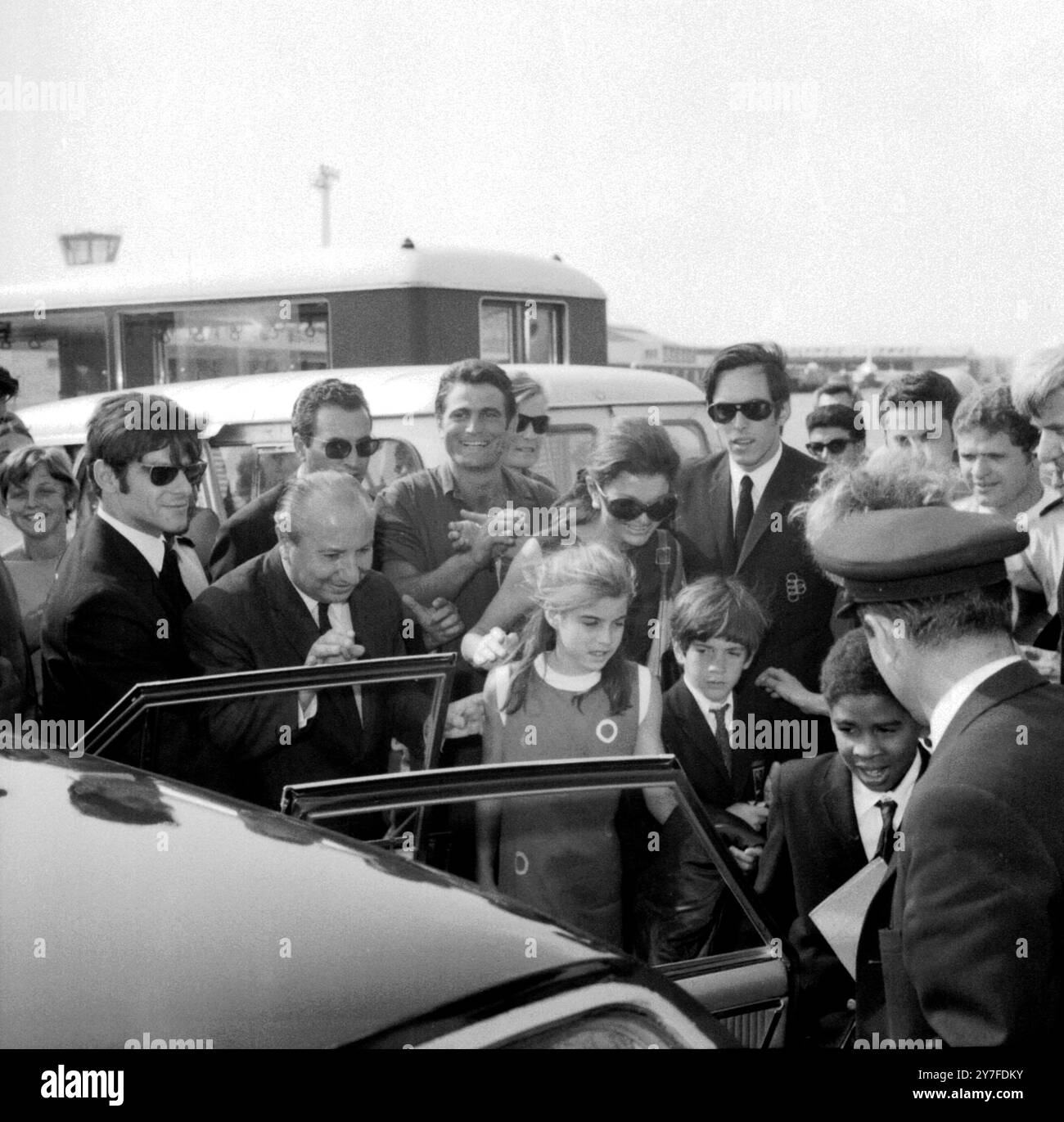 Mme Jackie Onassis salue ses deux enfants John et Caroline à leur arrivée à l'aéroport d'Athènes en provenance des États-Unis. 7 juillet 1969. Banque D'Images