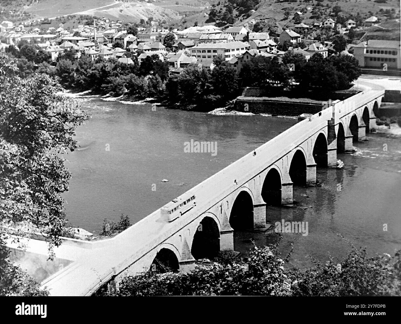 Visegrad, Bosnie le pont et la rivière à Visegrad D'après le titre du livre 'le pont sur la Drina' d'Ivo Andric. L'auteur bosniaque a reçu le prix Nobel de littérature. 28 octobre 1961 Banque D'Images