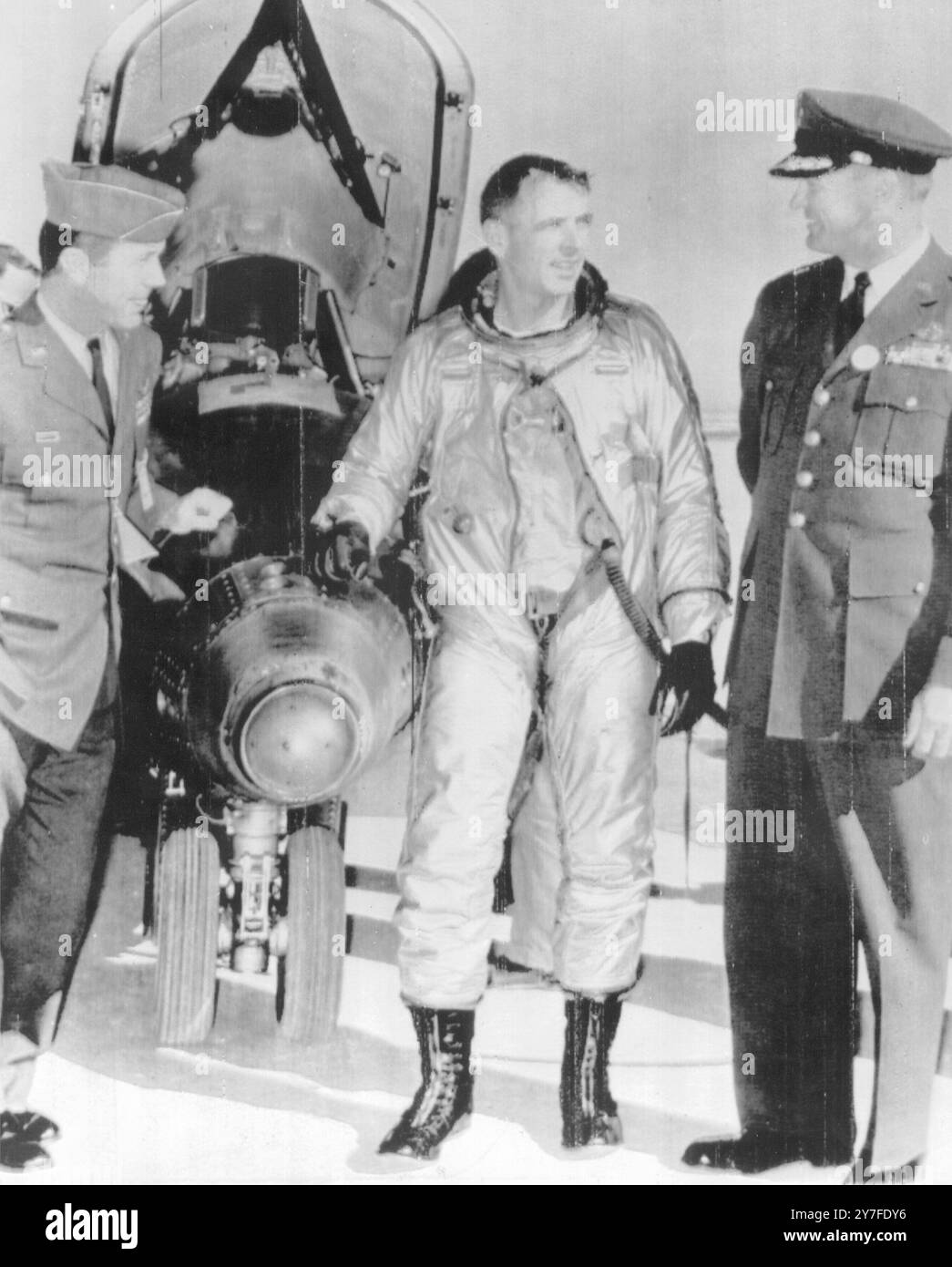 Charles Yeager, le pilote X-1 qui a brisé le premier le mur du son, est parti, félicitant le major Robert White, au centre, qui venait de piloter l'avion-fusée X-15 à la vitesse de 4070 miles par heure , la vitesse la plus élevée jamais atteinte par un avion ailé. 10 novembre 1961 Banque D'Images
