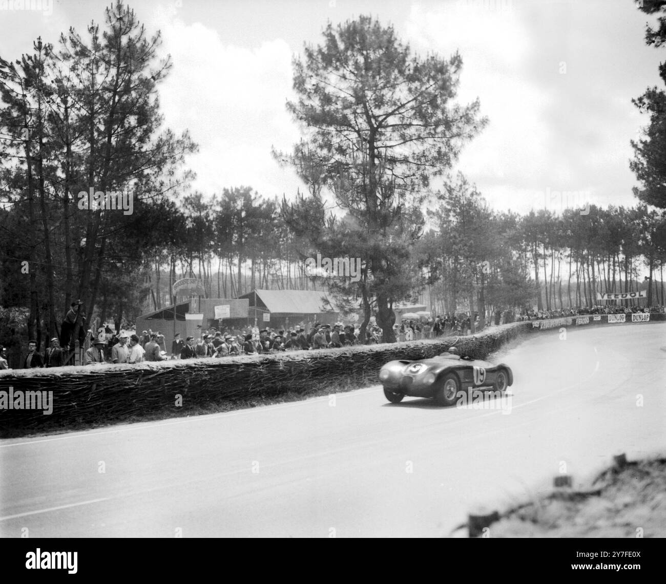 Course des 24 heures du Mans. L'équipe britannique Witehead-Stewart dans une voiture Jaguar (No.19) a pris la quatrième place dans la course automobile de 24 heures. 15 juin 1953. Banque D'Images