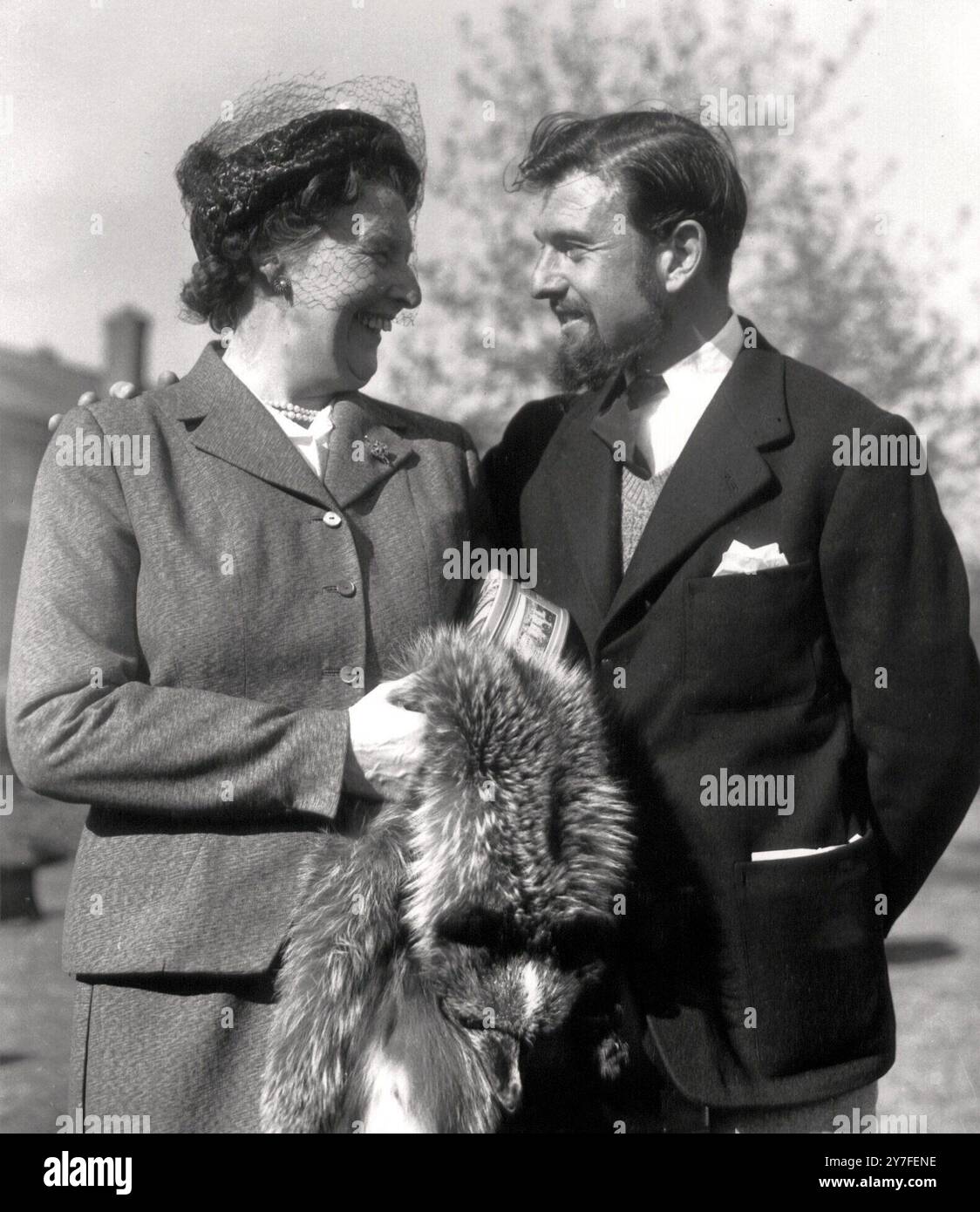 Abingdon, Berkshire : George Blake vu ici avec sa mère qui l'a accueilli à son arrivée ici par avion avec six autres personnes qui ont été récemment libérées de Corée du Nord est M. George Blake, de l'état-major de la légation de Séoul. 22 avril 1953 Banque D'Images