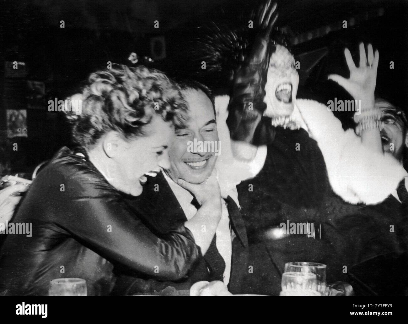 23e Oscar de la meilleure actrice Judy Holliday ( à gauche) embrasse le lauréat du meilleur acteur Jose Ferrer pour son rôle dans Cyrano de Bergerac dans le rôle de Gloria Swanson, une prétendante de premier plan elle-même est emportée par la joie sur le succès de Ferrer. 1er avril 1951 Banque D'Images 23e Oscar de la meilleure actrice Judy Holliday ( à gauche) embrasse le lauréat du meilleur acteur Jose Ferrer pour son rôle dans Cyrano de Bergerac dans le rôle de Gloria Swanson, une prétendante de premier plan elle-même est emportée par la joie sur le succès de Ferrer. 1er avril 1951 Banque D'Images