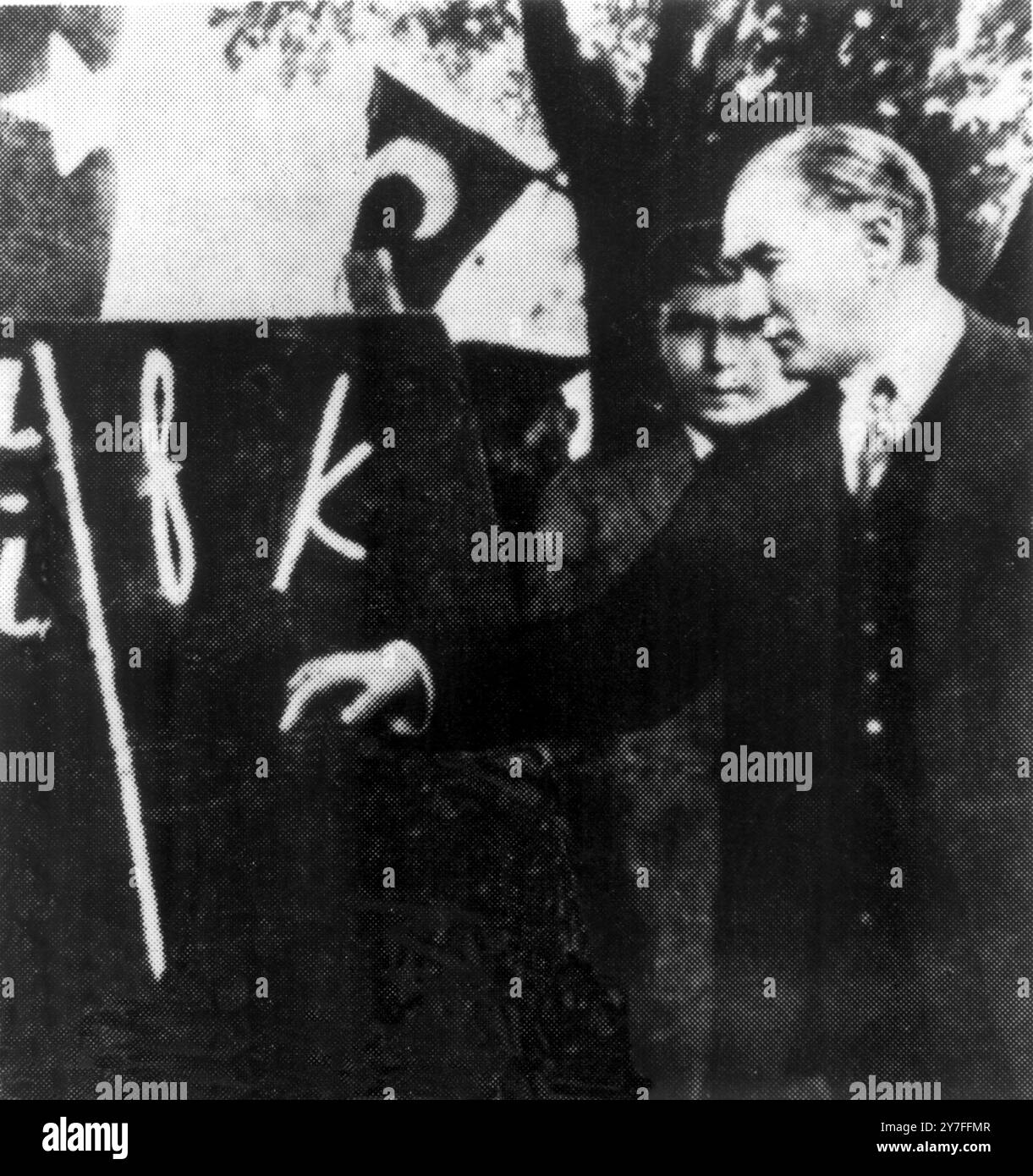 Kemal Ataturk , le père de la Turquie , introduisant l'alphabet latin Banque D'Images