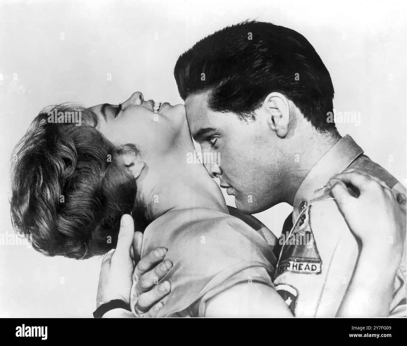 Elvis Presley s'en prend à un peu au cou avec Juliet Prowse dans ' G. I Blues '18 octobre 1960 Banque D'Images
