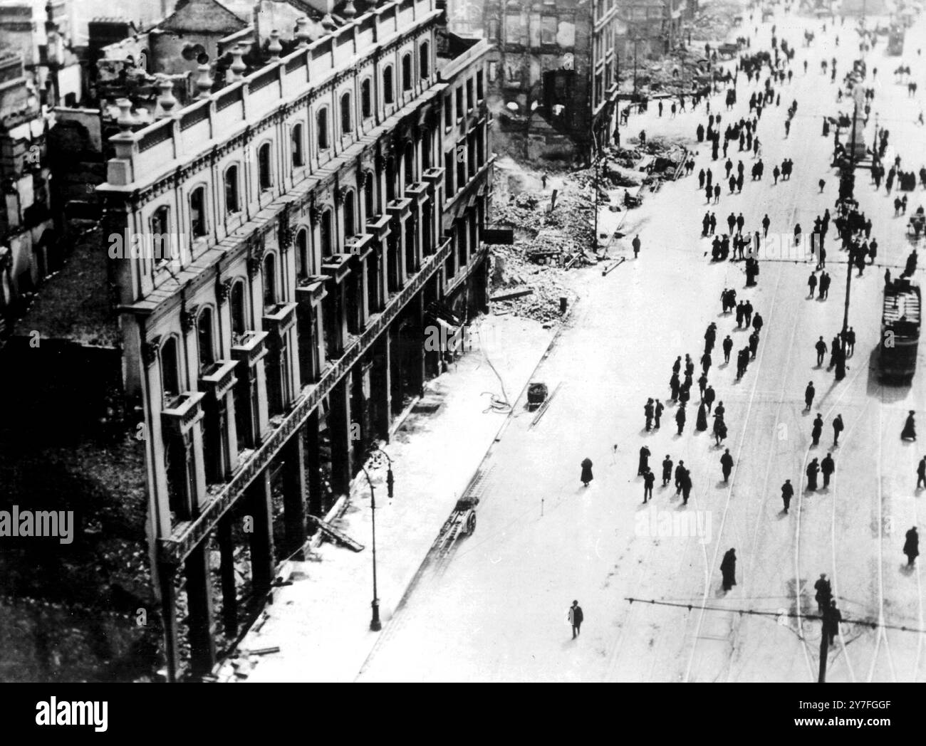 Bloody Easter Dublin plus bas O'Connel Street du bureau de poste assiégé, l'échange de bâtiments incendiés s'enflamme. À l'arrière se trouvait le quartier général rebelle Liberty Hall ..., également assiégé. Au bout de la rue O'Connel coule le Liffey, vers le haut duquel les Britanniques ont navigué une canonnière pour bombarder les rebelles. Alors que le 50e anniversaire touche ... quelqu'un a démoli Nelsons Pillar, le monument de la rue O'Connell d'où cette photo a été prise en 1916. Banque D'Images