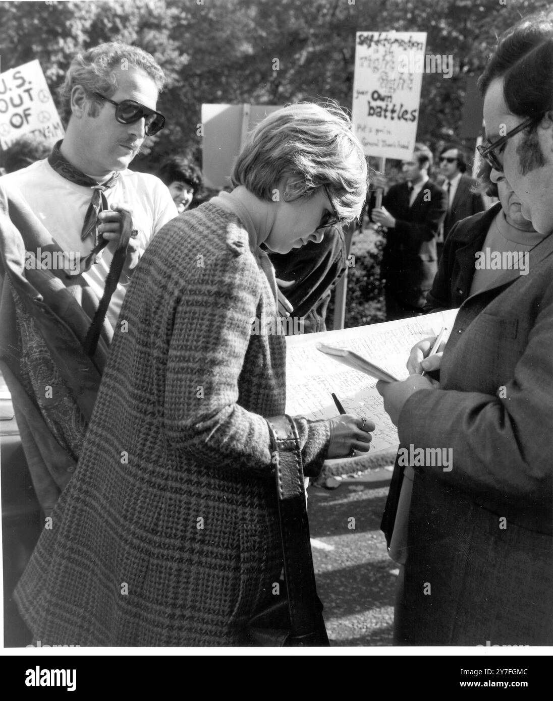 Paul Newman et son épouse Joanna Woodward signent une pétition devant l'ambassade américaine à Londres appelant au retrait des troupes américaines du Vietnam le 15 octobre 1969 Banque D'Images