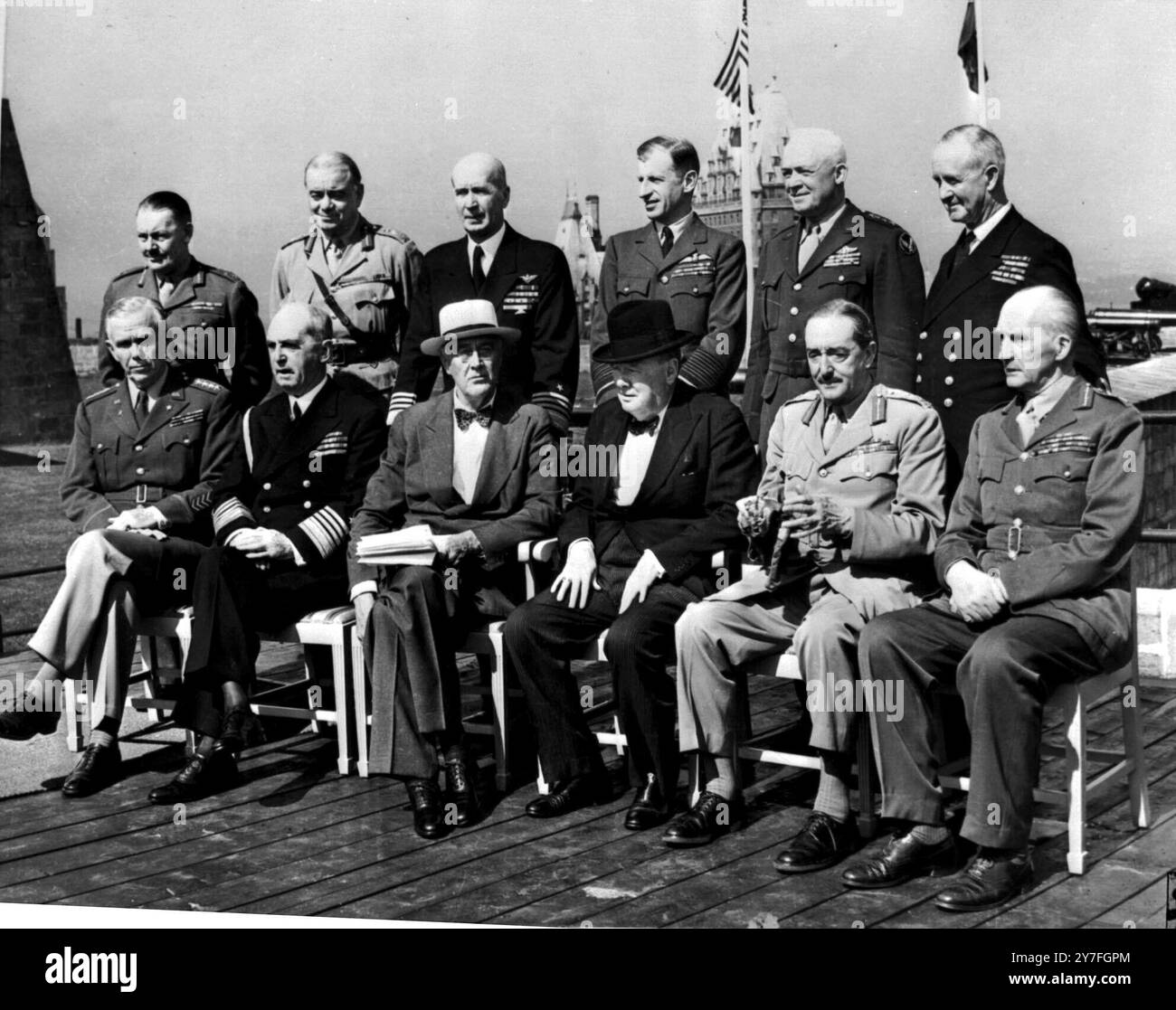 Conférence de Québec - 18 septembre 1944 première rangée, de gauche à droite : le général George C. Marshall, l'amiral W. D. Leahy, Franklin D. Roosevelt, Winston Churchill, le maréchal Sir Alan Brooke et le maréchal Sir John Dill. Rangée arrière, de gauche à droite : le major-général Hollis, le général Sir Hastings Ismay, l'amiral E J King, Sir Charles Portal, le général H H Arnold et l'amiral Sir Andrew Cunningham. Banque D'Images