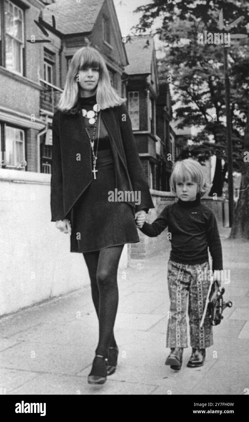 Nouvelle étoile « Stones ». Windsor, Angleterre : la dernière star des Stones est Julian, le fils de cinq ans du guitariste Drowned Rolling Stones Brian Jones, vu marcher avec sa mère, Linda Lawrence, hier à Windsor. Julian vient de décrocher le rôle principal dans un film hollywoodien. À l'origine, Julian a été choisi pour une partie de walk-on, mais quand il est apparu devant les caméras, il a révélé un talent d'acteur naturel. Le réalisateur a été tellement impressionné qu'il a décidé de réécrire l'histoire autour de Julian. Le thème du film est le mode de vie américain vu à travers les yeux d'un enfant. Julian et sa mère volent Bakc à L. Banque D'Images