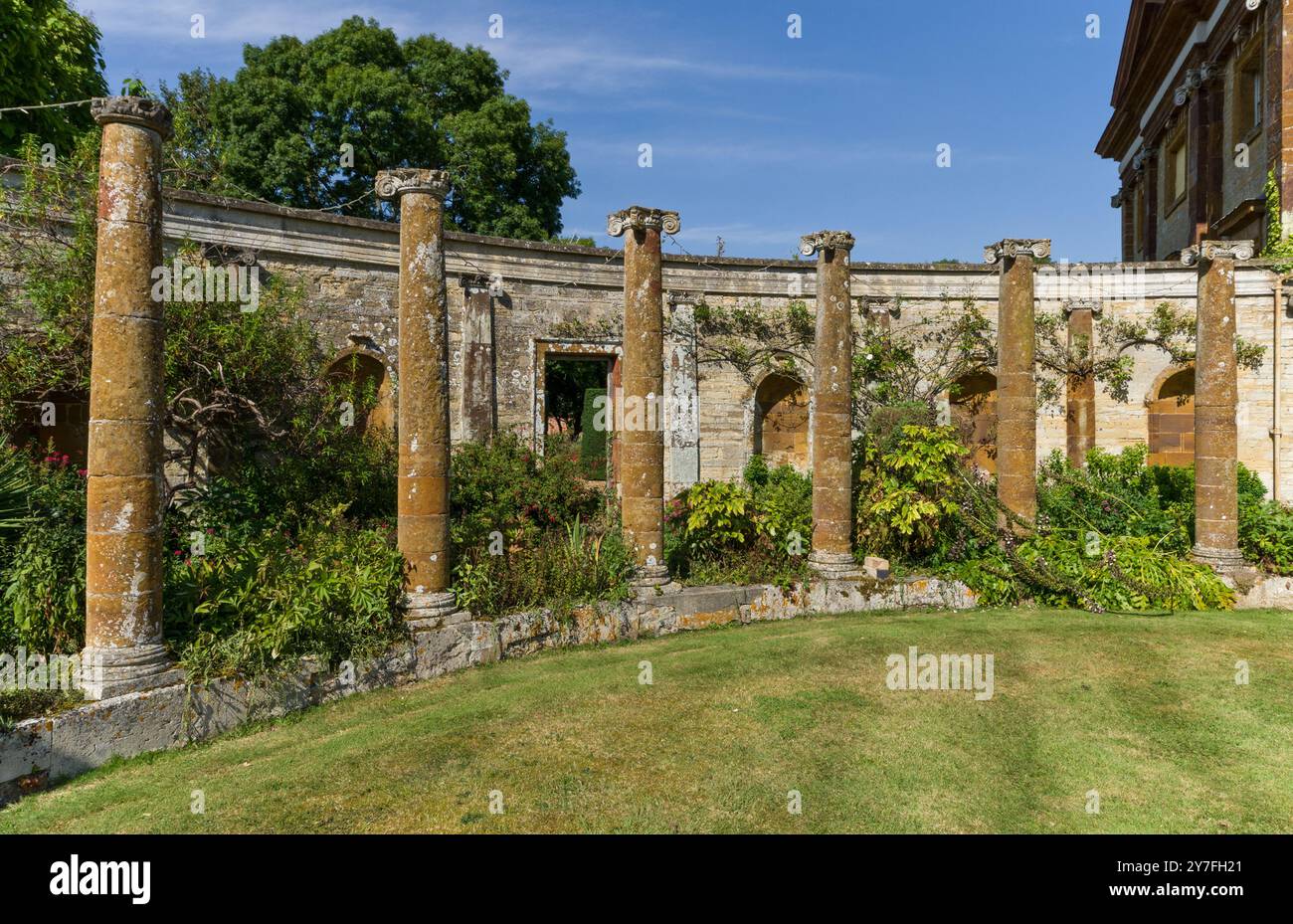 Colonnades historiques dans le parc des pavillons Stoke Park, Northamptonshire, Royaume-Uni ; vestiges d'un manoir palladien du XVIIe siècle Banque D'Images