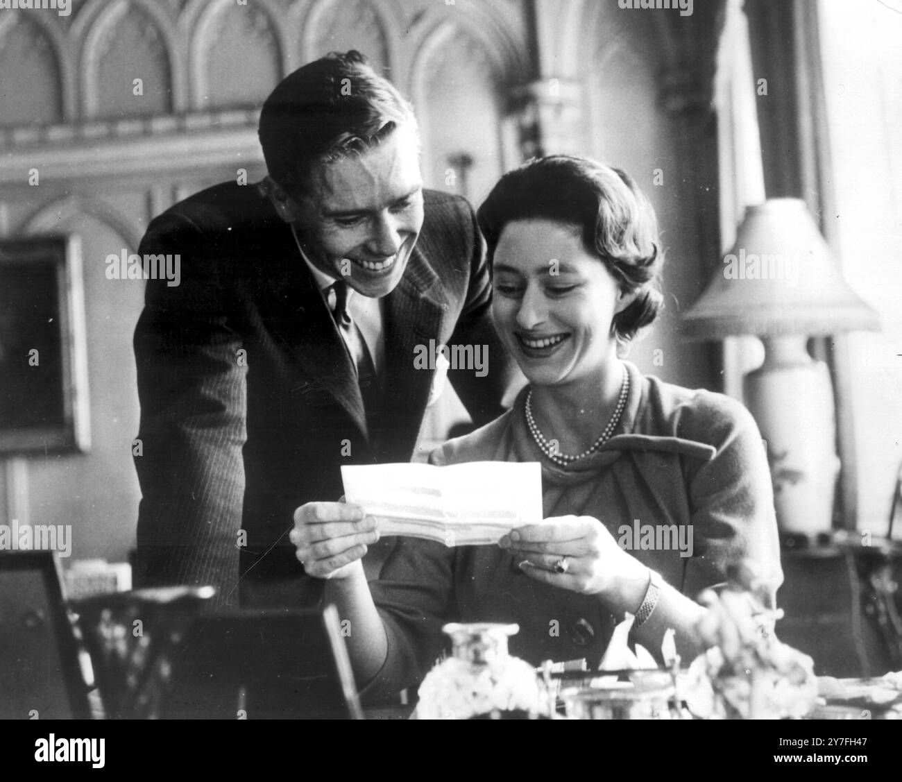 Photo de fiançailles de la princesse Margaret et Anthony Armstrong Jones lisant un télégramme de félicitations le 29 février 1960 Banque D'Images