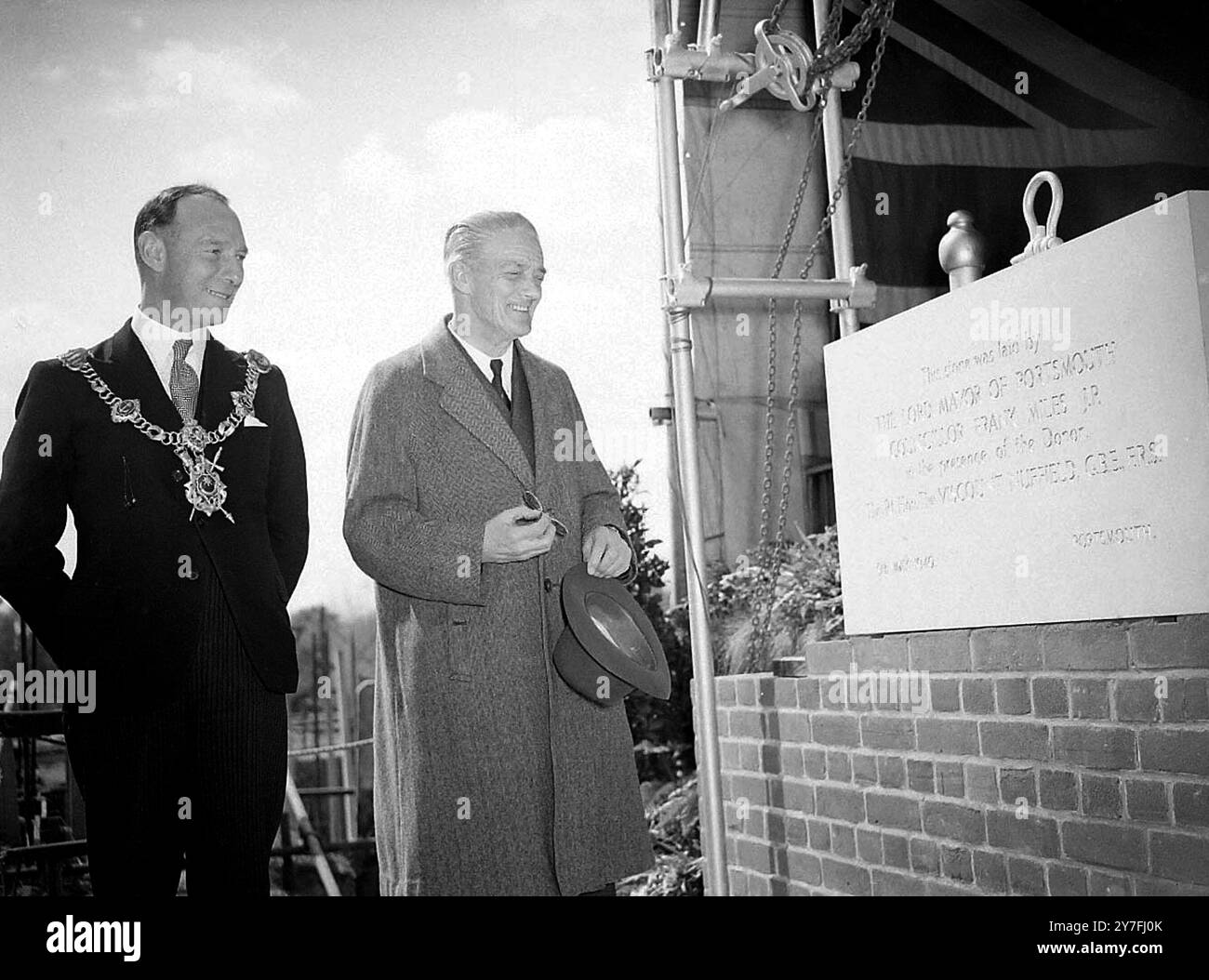 Lord Nuffield à la première pierre du Nuffield United services Officers Club posée par le maire de Portsmouth, Frank Miles. 9 mai 1949 Banque D'Images