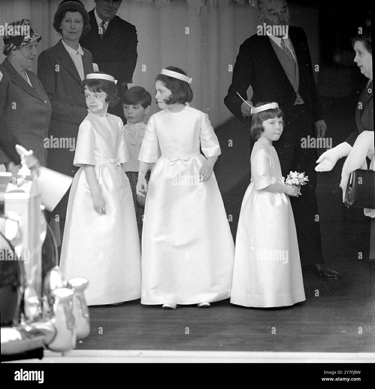 Trois des cinq demoiselles d'honneur au mariage d'aujourd'hui de S.A.R. la Princesse Alexandra de Kent et de M. Angus Ogilvy , photographiées à leur arrivée pour la cérémonie de mariage de ce matin . De gauche à droite : Emma Tennant , 9 , nièce de l'époux ; Doune Ogilvy , 10 fille aînée de Lord et Lady Ogilvy et Georgina Butter , 7 , filleule de l'épouse . Londres - 24 avril 1963 Banque D'Images