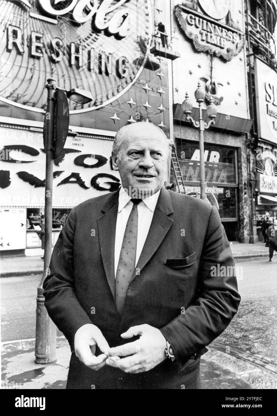 Debout dans le Piccadilly Circus de Londres ce matin. Lauréat du prix Martin Buber, Oskar Schindler. Il a été nommé pour ses services à la communauté juive dans l'Allemagne nazie pendant la seconde Guerre mondiale. 6 décembre 1967 Banque D'Images