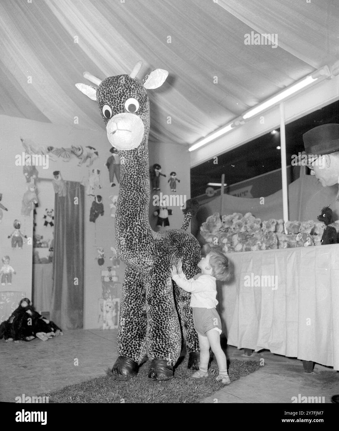Tall Story deux ans Adrian Hindle-Briscall de Londres se faisant des amis avec Jerry 7ft 6 pouces girafe 1956 Banque D'Images