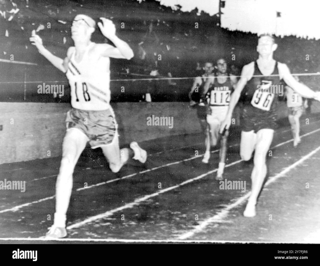 Bill Crothers (G) de Toronto après 4 tentatives infructueuses, bat le grand coureur de demi-fond de la Nouvelle-Zélande Peter Snell (d) dans l'épreuve de 880 yards au Toronto International Track Meet. Il a gagné en 1 min 48,4 secondes. 11 juin 1965 Banque D'Images