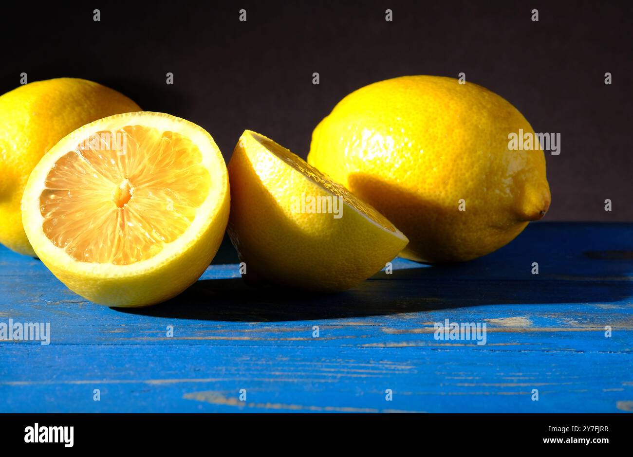 citrons jaunes sur le dessus de table peint en bleu Banque D'Images