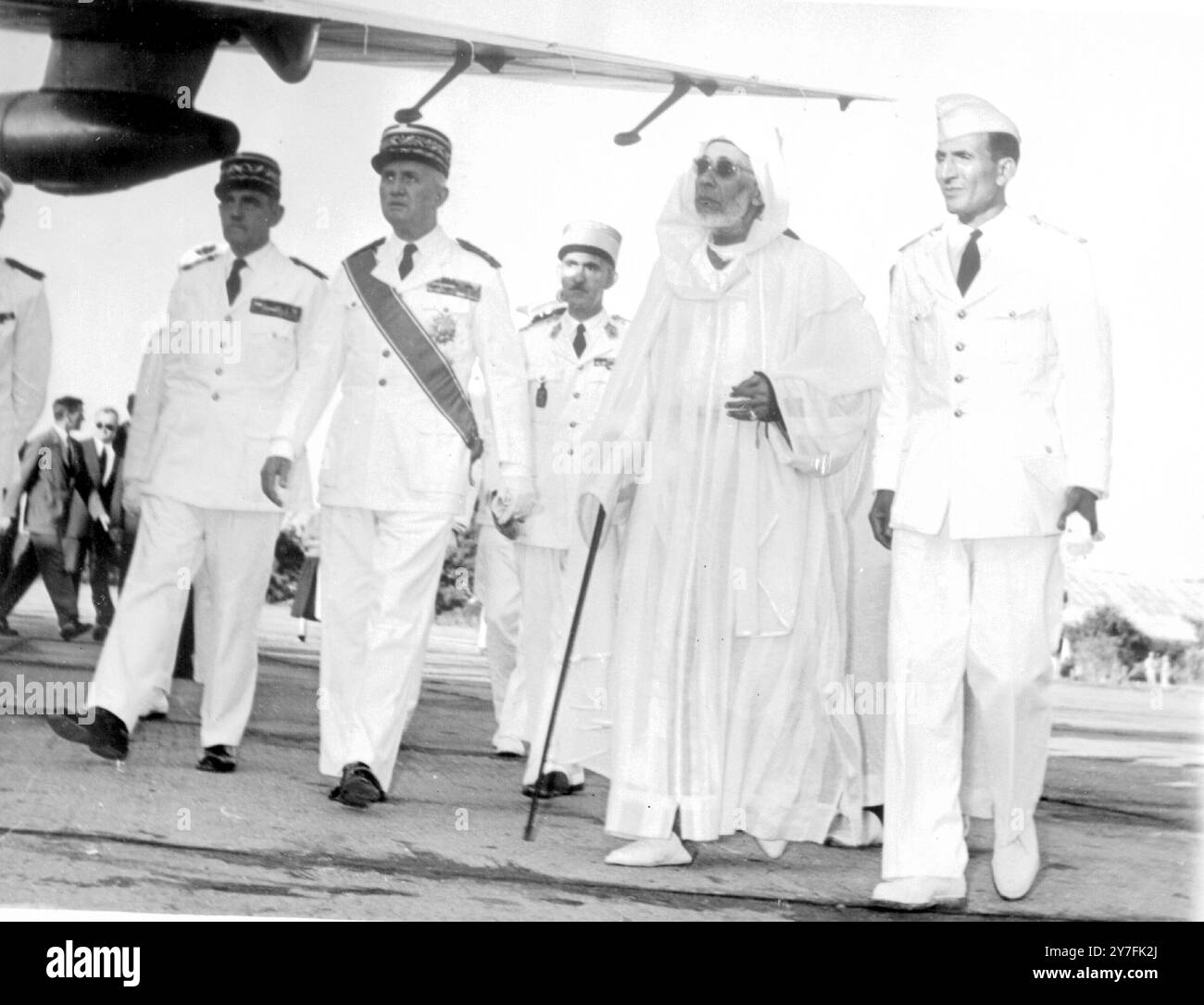 Le Commissaire général résident du Maroc, le général Pierre Boyer de la Tour du Moulin, (à droite), et le Capitaine Oufkir, (à gauche), accompagnent le Sultan du Maroc, Sidi Mohammed Ben Moulay Arafa, (C) à l'avion de la Marine française à Rabat-Sales Airfiiedl, qui l'emmènera en exil à Tanger. 3 octobre 1955 Banque D'Images