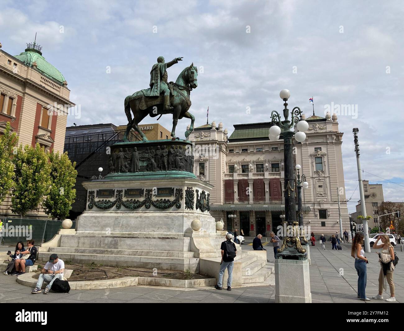Belgrad, Serbie. 20 septembre 2024. Place de la République avec (de gauche à droite) le Musée National, le monument équestre au Prince Mihailo Obrenovic et l'Opéra National. Crédit : Friedemann Kohler/dpa/Alamy Live News Banque D'Images