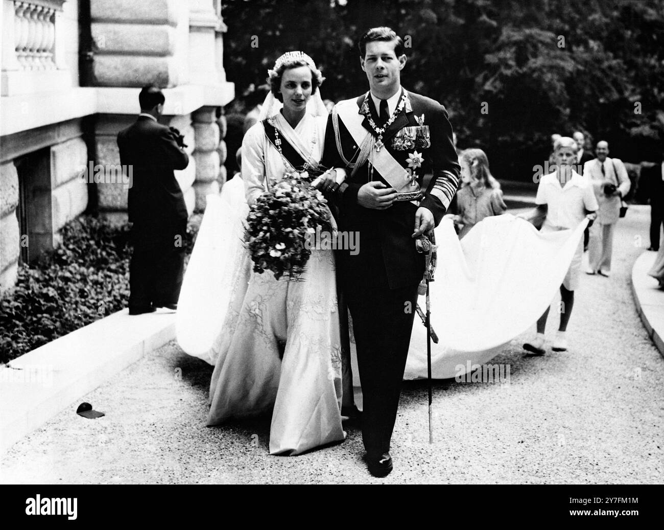 18936 mariage de l'ex-roi Michel de Roumanie avec la princesse Anne de Bourbon Parme. Le couple photographié dans le parc du palais royal grec à Athènes après la cérémonie 1948 Banque D'Images