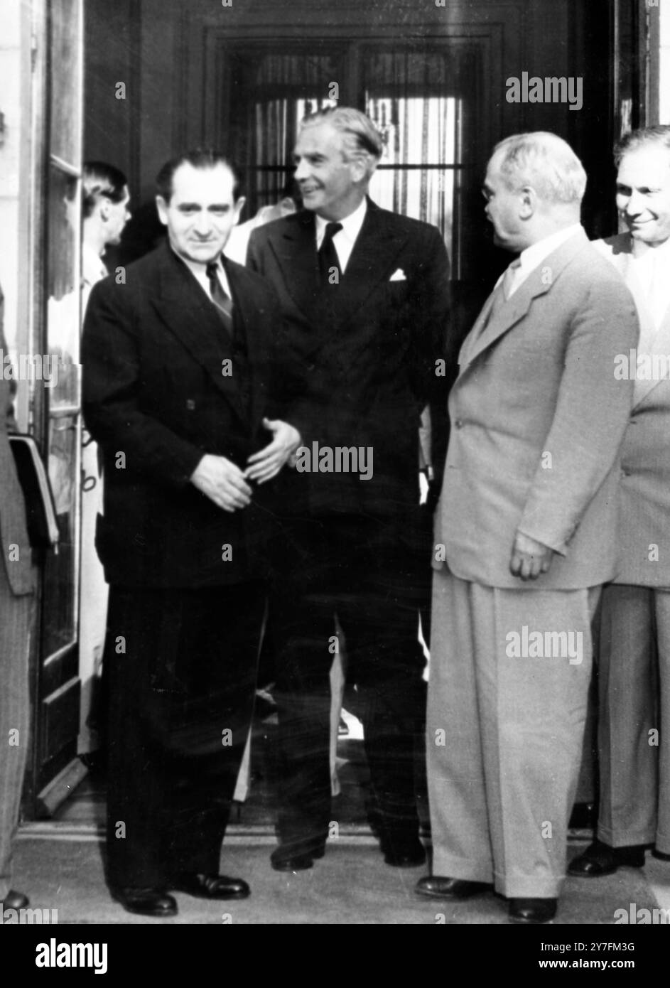 Secrétaire d'État britannique aux Affaires étrangères , M. Anthny Eden 9 extrême gauche) , M. Pierre Mendes-France , le premier ministre français ( au centre) et M. Molotov, représentant de la Russie soviétique , à l'entrée du siège français ' le Bocage ' , à l'occasion de la dernière réunion des ministres de la Conférence des cinq puissances de Genève pour l'extrême-Orient. Les conférences ont convenu d'un pacte de cessez-le-feu en Indochine qui mettra fin au conflit sanglant qui dure depuis huit ans. L'accord a été conclu juste à l'intérieur de la limite de minuit fixée par le premier ministre français et l'accord sera signé lors d'un plénar final Banque D'Images