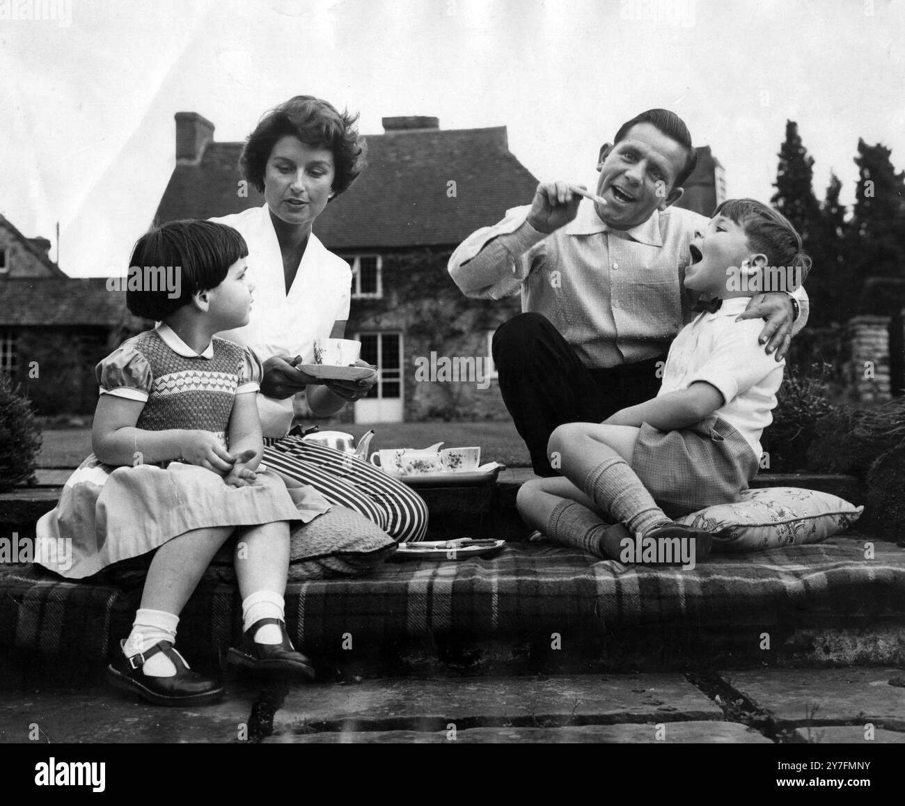 La star de cinéma et comédien Norman Wisdom à la maison avec sa femme Freida et ses enfants Jacqueline et Nicolas au début des années 1960 Banque D'Images