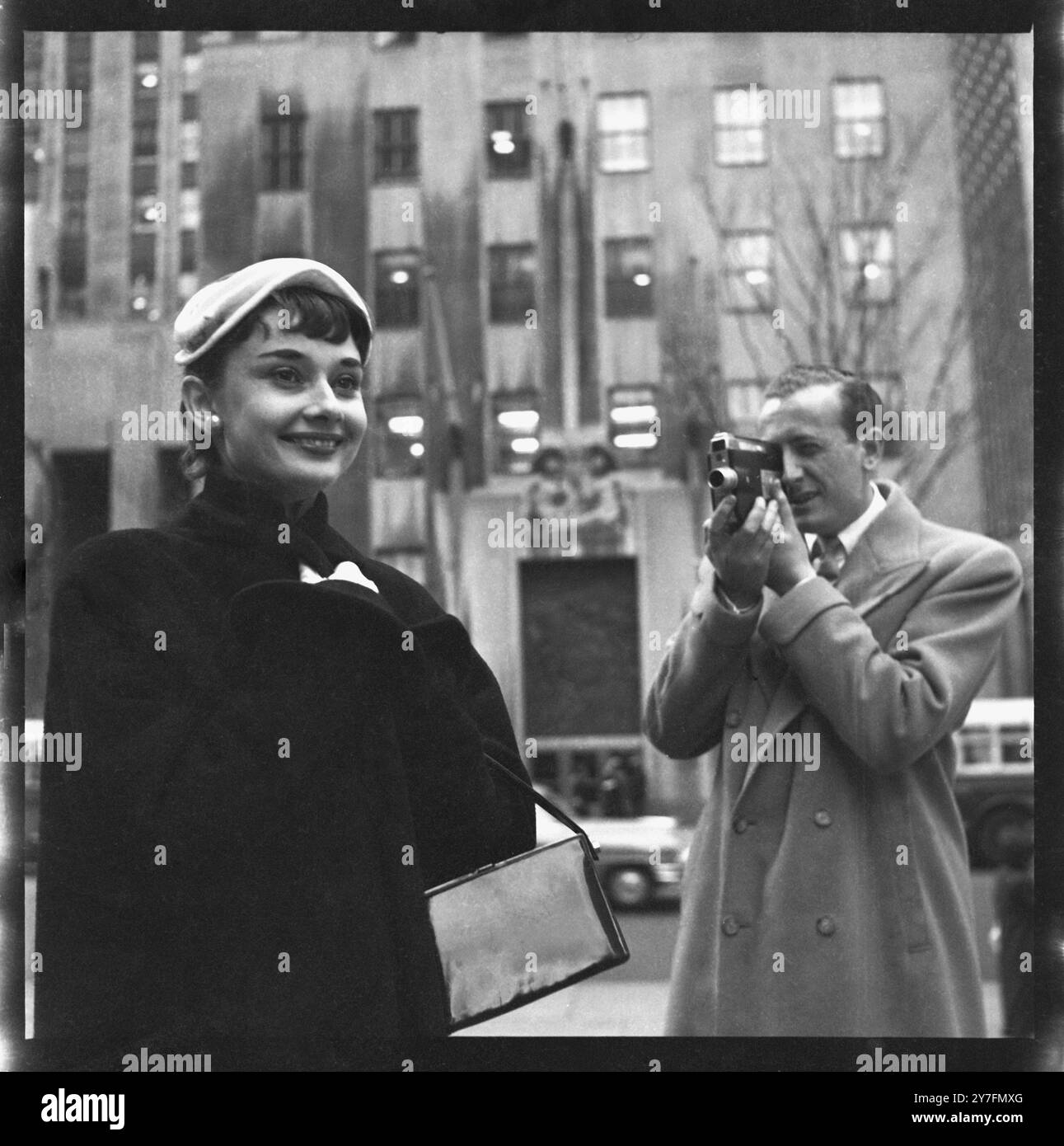 Audrey Hepburn lors d'une visite en 1952 à New York, aux États-Unis, où elle a joué dans Gigi on Broadway, New York 1952. Elle est avec son fiancé de l'époque, James Hanson (un photographe amateur passionné) qui deviendra plus tard Lord Hanson. Ils sont au Rockerfeller Center. Photographie de George Douglas Banque D'Images