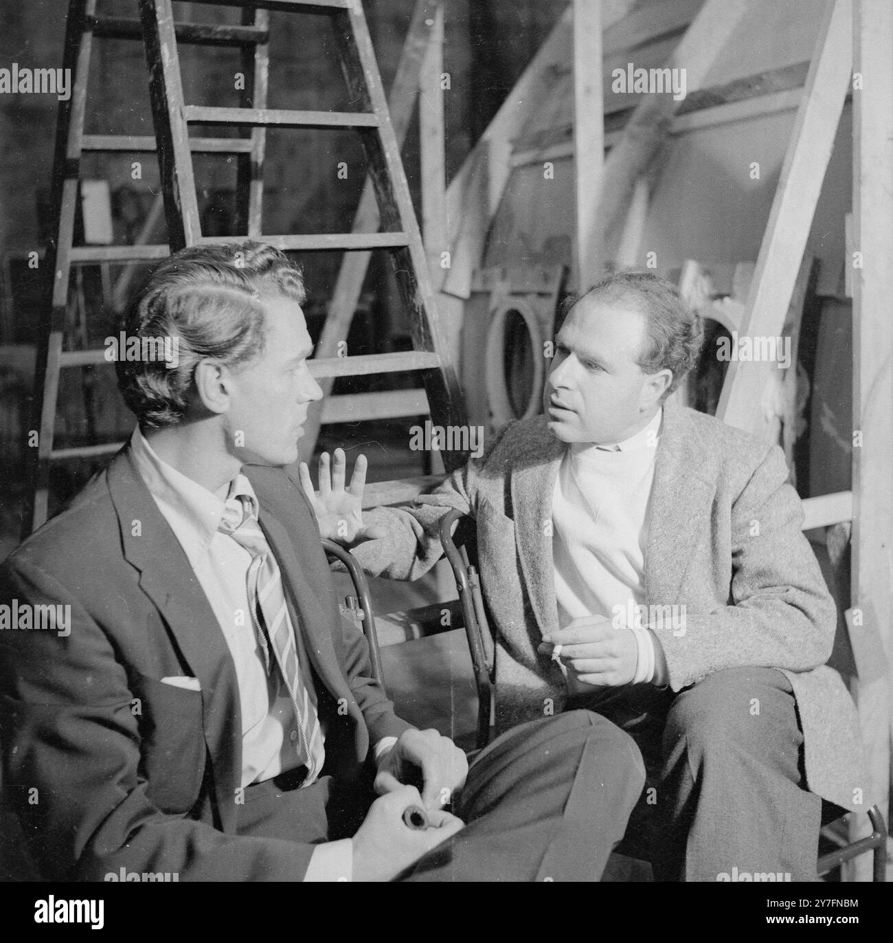 Le réalisateur Peter Brook aux Elstree Studios en 1955 avec l'acteur Paul Scofield lors de la production de Heaven and Earth, un drame télévisé co-scénarisé par Brook et Denis Cannan et basé sur Jonah et la baleine. Banque D'Images Le réalisateur Peter Brook aux Elstree Studios en 1955 avec l'acteur Paul Scofield lors de la production de Heaven and Earth, un drame télévisé co-scénarisé par Brook et Denis Cannan et basé sur Jonah et la baleine. Banque D'Images