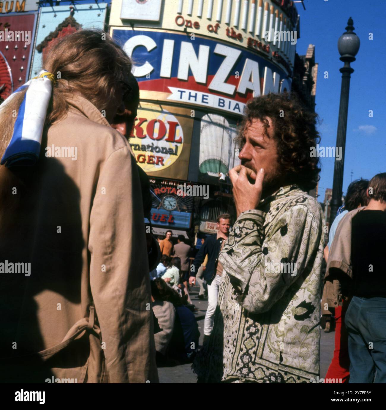 Hippies à Piccadilly Circus , Londres , Angleterre . 1960 Banque D'Images