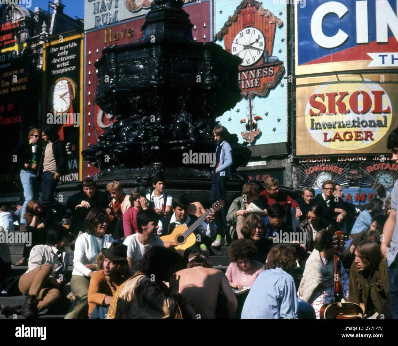 Hippies à Piccadilly Circus , Londres , Angleterre . 1960 Banque D'Images