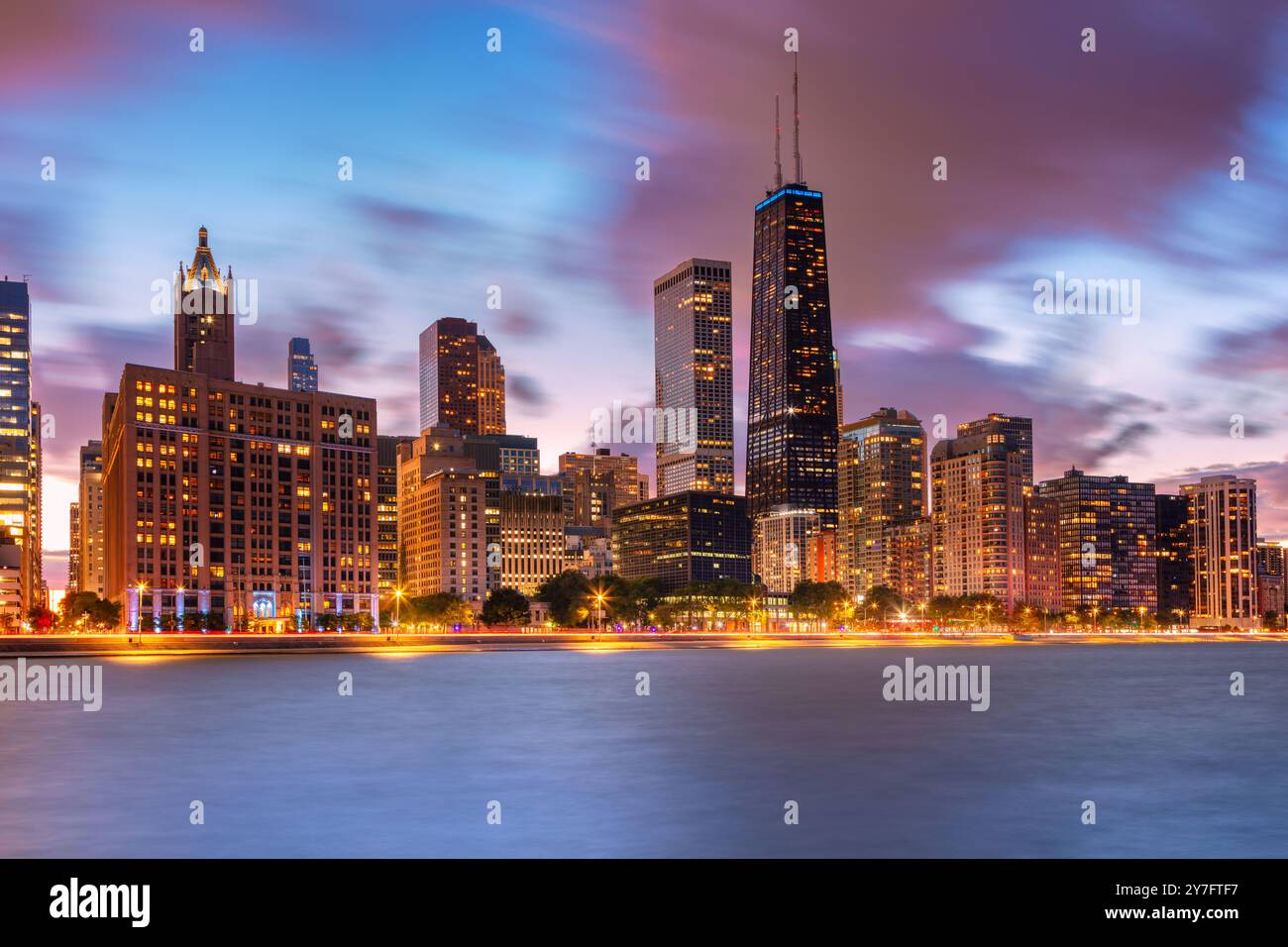 Chicago, Illinois, États-Unis. Image de paysage urbain de Chicago devant un coucher de soleil orageux spectaculaire. Banque D'Images