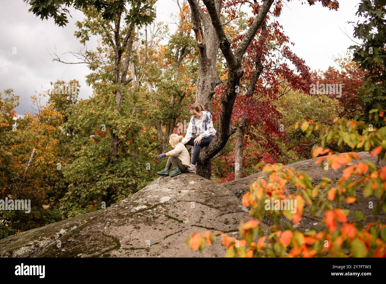 Les enfants en randonnée d'automne dans les pittoresques montagnes de St Francois dans le Missouri Banque D'Images