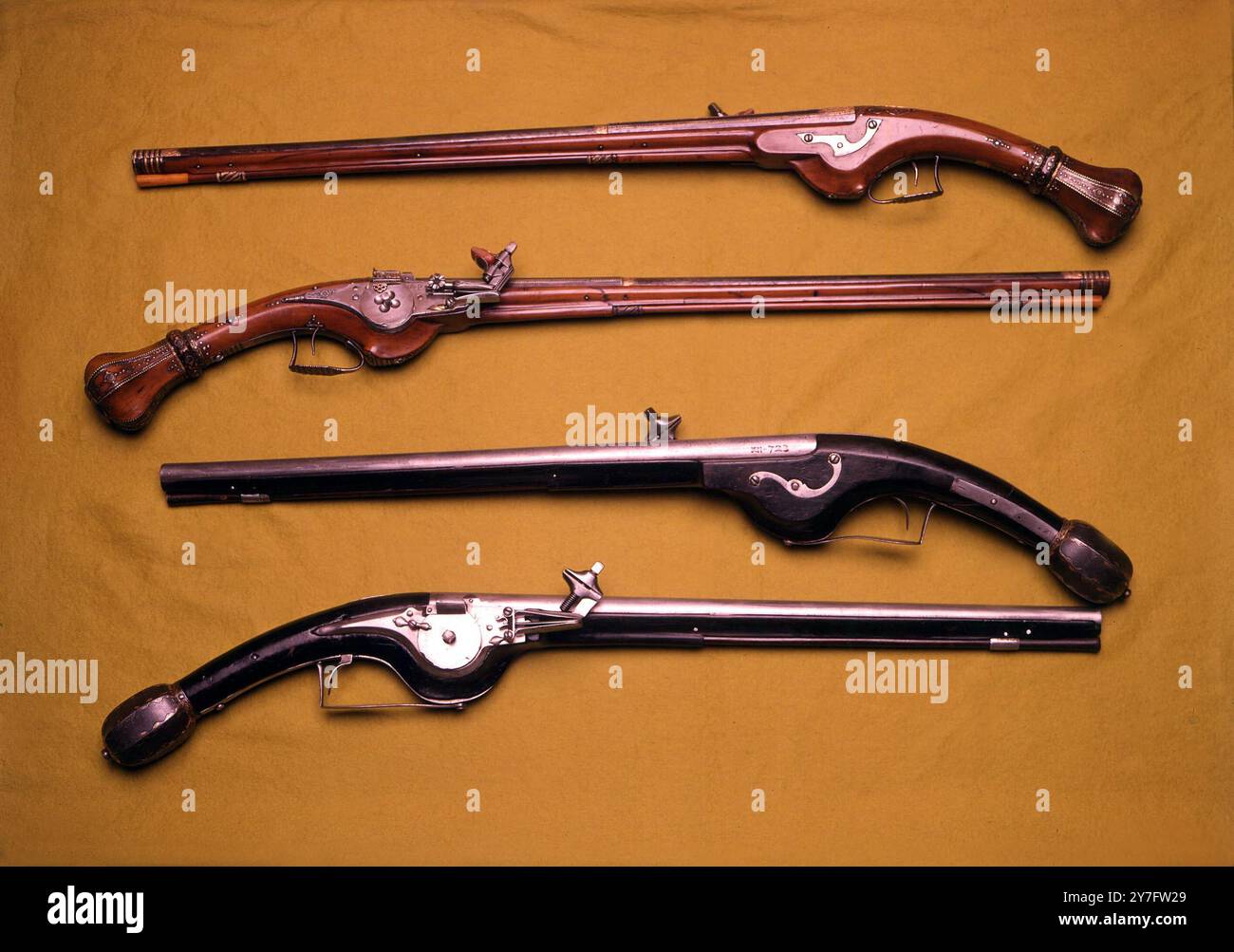 Paire de pistolets décorés French Wheel Loch - c. 1610 et une paire de pistolets Dutch Service - c. 1625. Banque D'Images