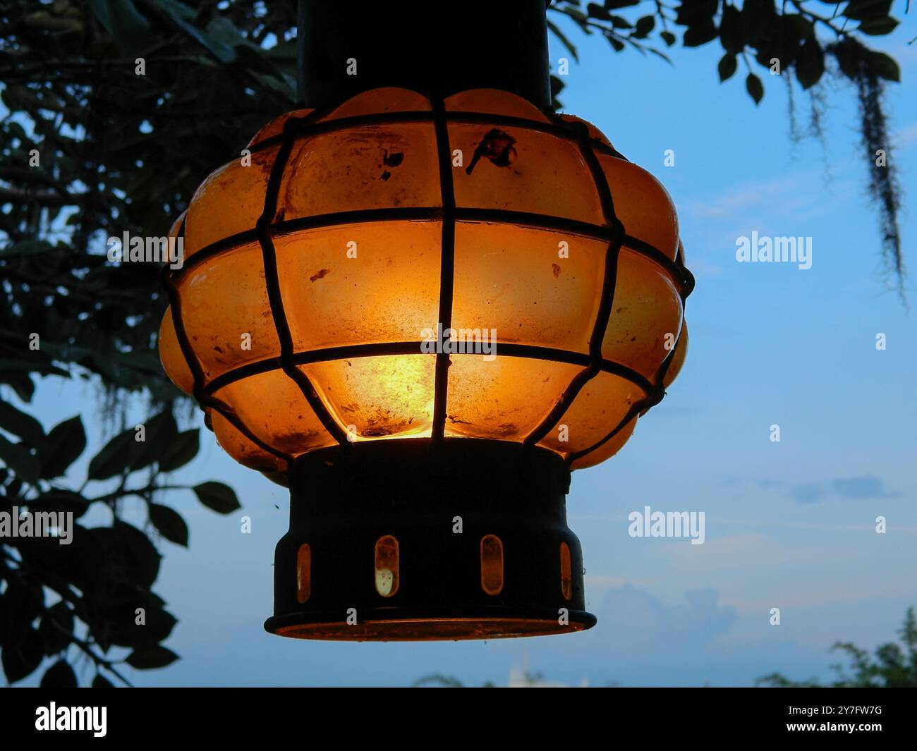 Lanterne jungle à l'ancienne avec lumière orange éclatante Banque D'Images Lanterne jungle à l'ancienne avec lumière orange éclatante Banque D'Images