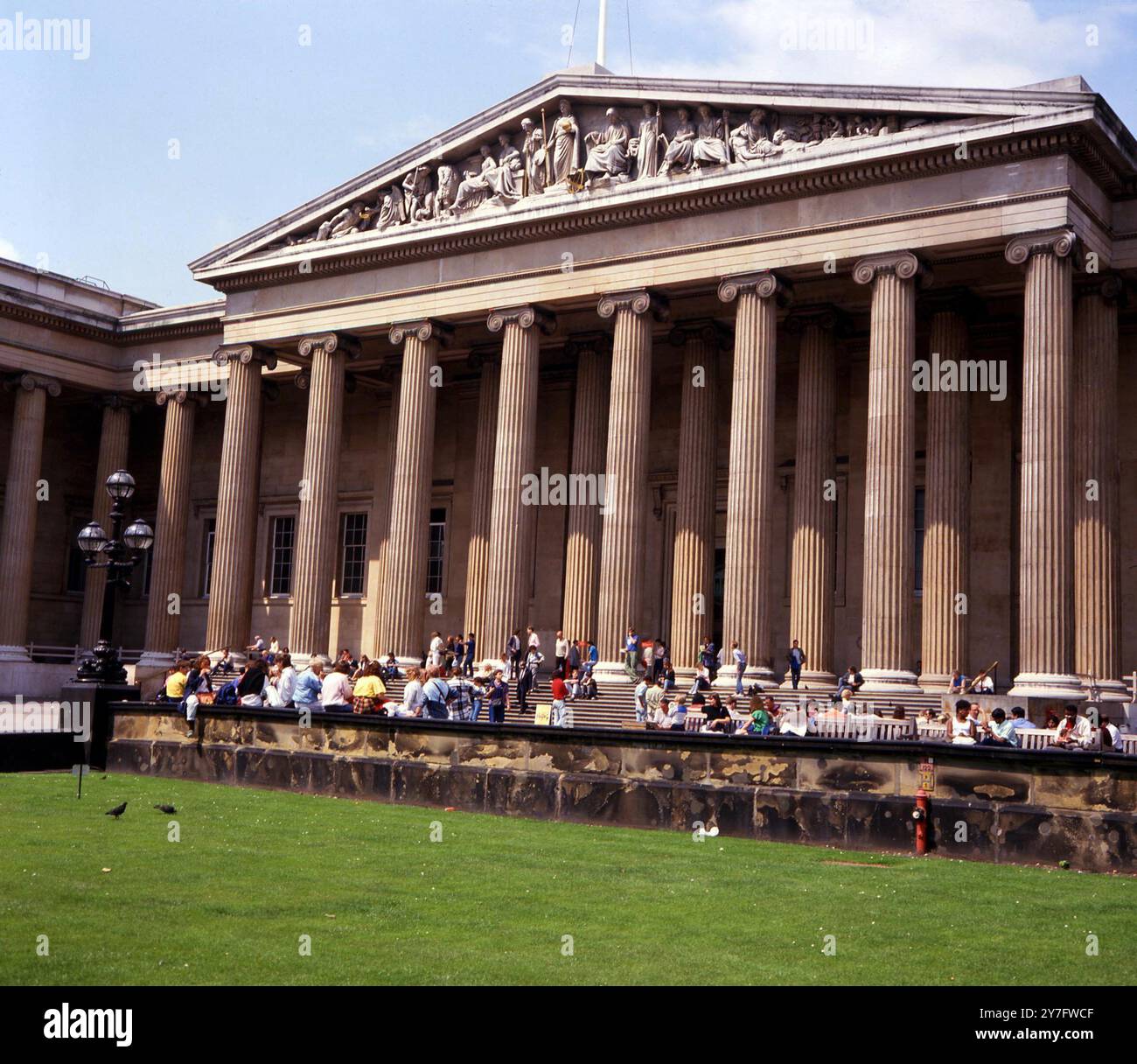 Le British Museum, Londres - le plus grand musée du Royaume-Uni. Fondée en 1753, elle a ouvert ses portes à Londres en 1759. En 1881, le Musée d'histoire naturelle a été transféré à South Kensington. Le musée a commencé avec l'achat de la bibliothèque et de la collection d'art de Hans Sloane et l'acquisition subséquente des bibliothèques cottonienne, arléienne et autres. Il a d'abord été logé à Montagu House à Bloomsbury. Ses bâtiments actuels (1823-47) ont été conçus par Robert Smirke, avec des extensions ultérieures dans la salle de lecture circulaire 1857, et l'aile nord ou galeries Edward VII 1914. Banque D'Images