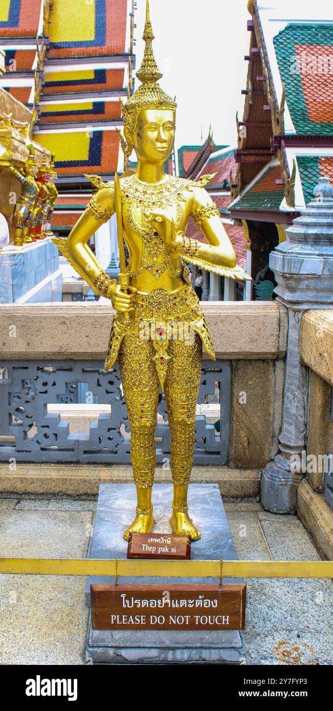 Bangkok. Le Grand Palais ou Palais Royal (Wat Phra Kaew). Statue dorée de Kinnara, une figure mythique mi-humaine, mi-oiseau de la mythologie thaïlandaise. Banque D'Images