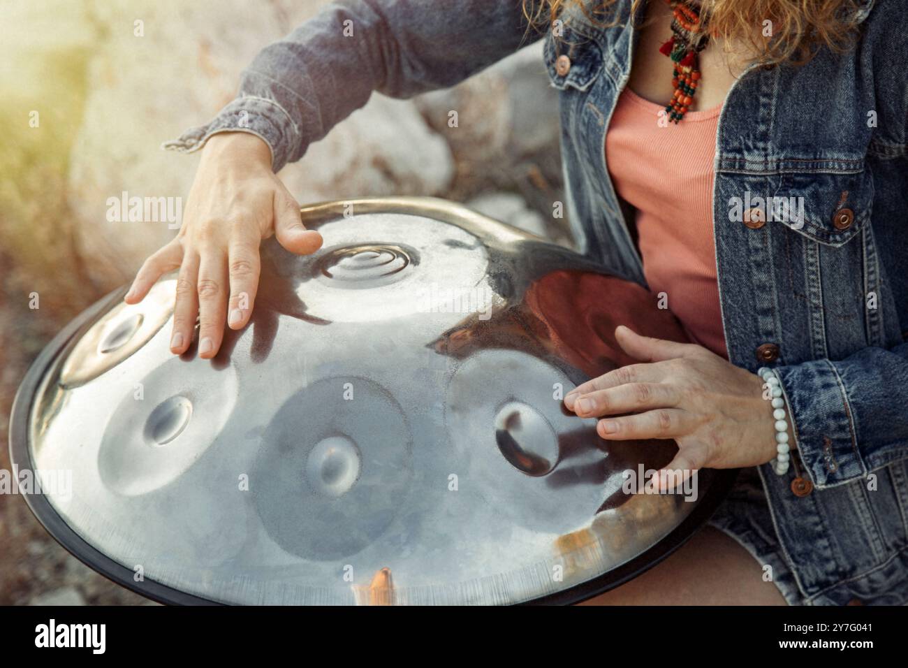 Gros plan sur les mains d'une femme jouant au tambour handpan Banque D'Images