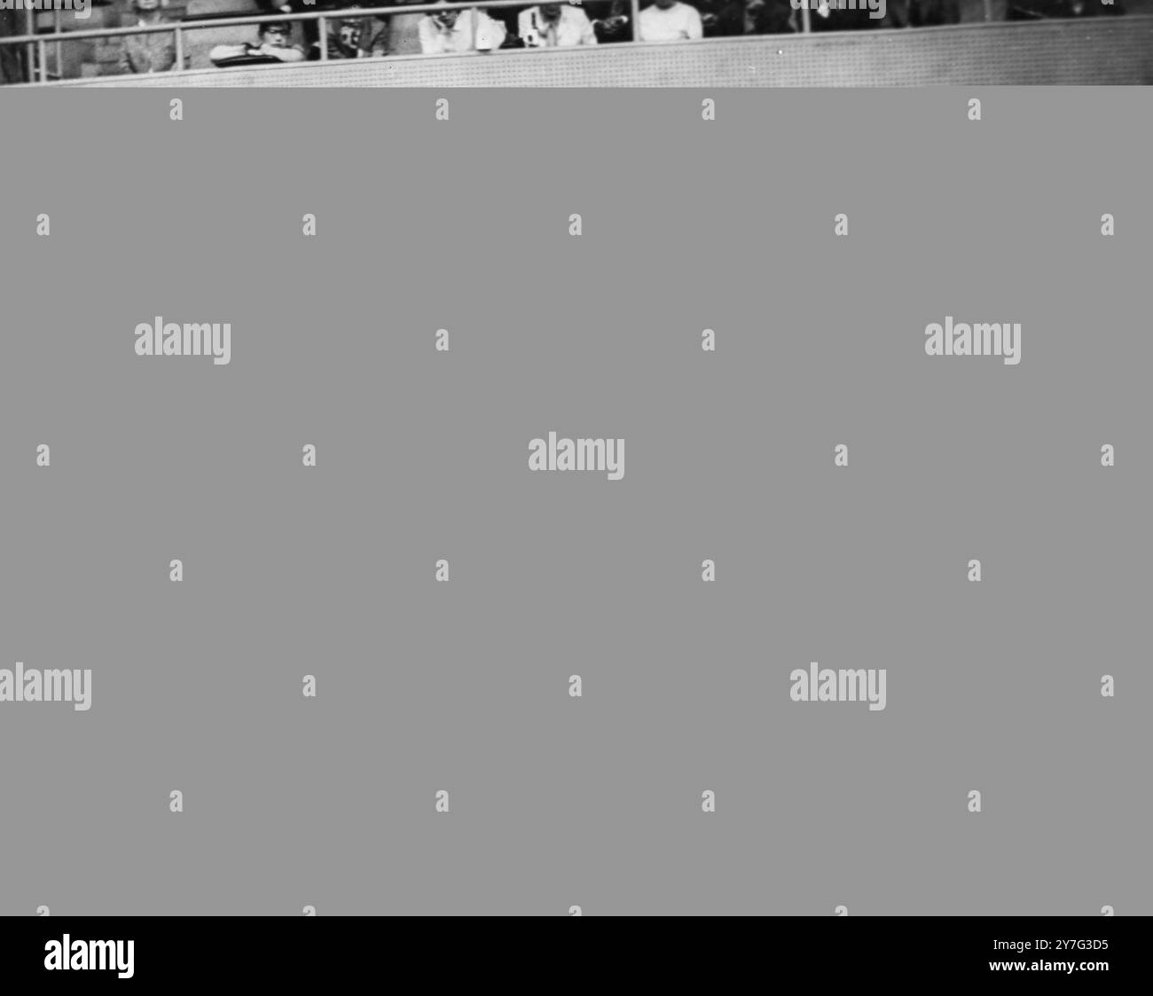 Touche finale Mick Benjamin Finnis ( n°18 ) de Grande-Bretagne , fait une touche finale contre Otto Torokof Hongrie lors de la deuxième journée d'épreuve dans le Pentathlon moderne des Jeux Olympiques 15 octobre 1964 Banque D'Images