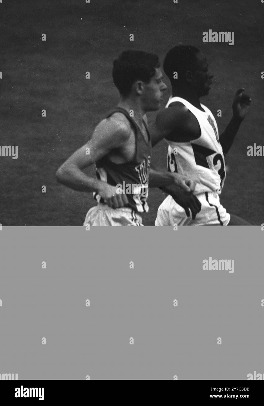 Les concurrents dans la troisième manche du 800 mètres masculin sont vus tourner le virage pour cet effort final à la ligne d'arrivée . La manche a été remportée par Manfred Kinder d'Allemagne , avec Un Issa deuxième , et D. G. McCleane d'Irlande , troisième . 14 octobre 1964 Banque D'Images
