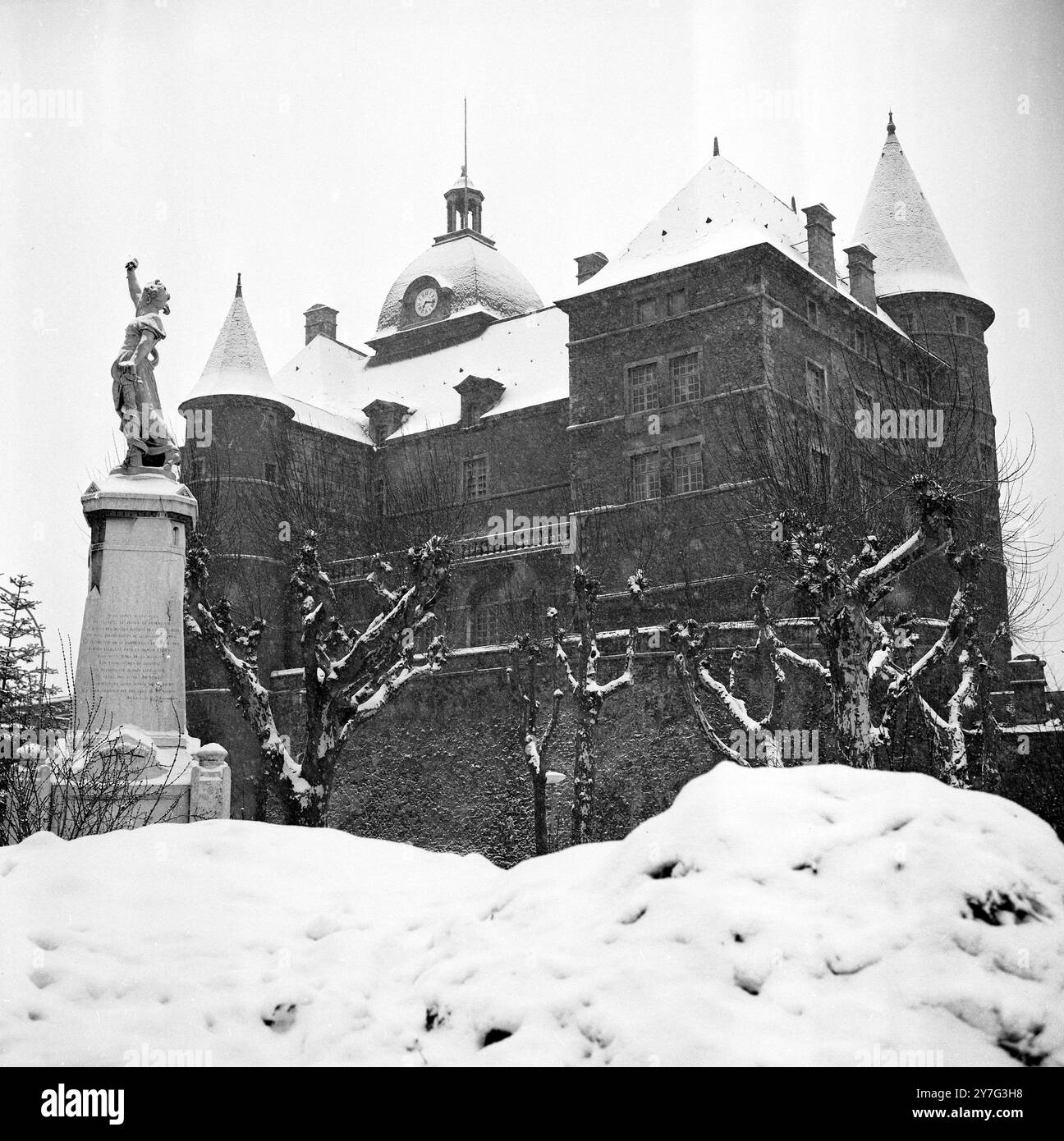 Château de Gaulle sous la neige abondante est le château de Vizille où le président français Charles de Gaulle séjournera lors de sa visite à Grenoble le 17 février pour assister à quelques événements des Jeux olympiques d'hiver de 1968 du 15 février 1968 Banque D'Images