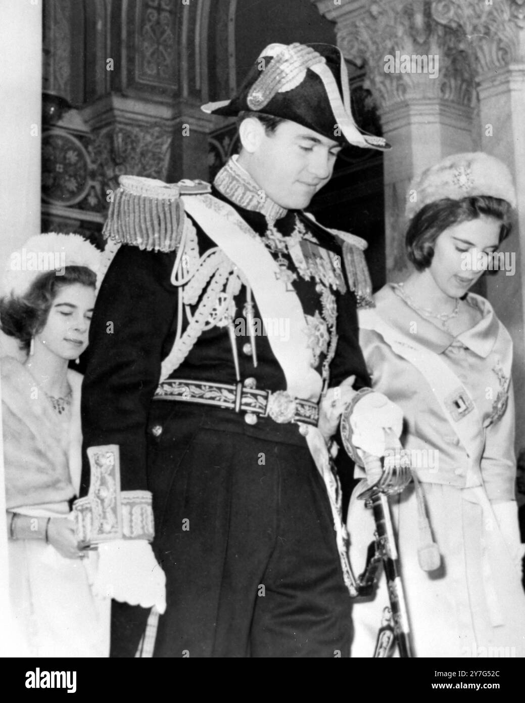 LA REINE ANNE MARIE ET LE ROI CONSTANTIN QUITTENT LA CATHÉDRALE D'ATHÈNES EN GRÈCE ; LE 3 JANVIER 1965 Banque D'Images
