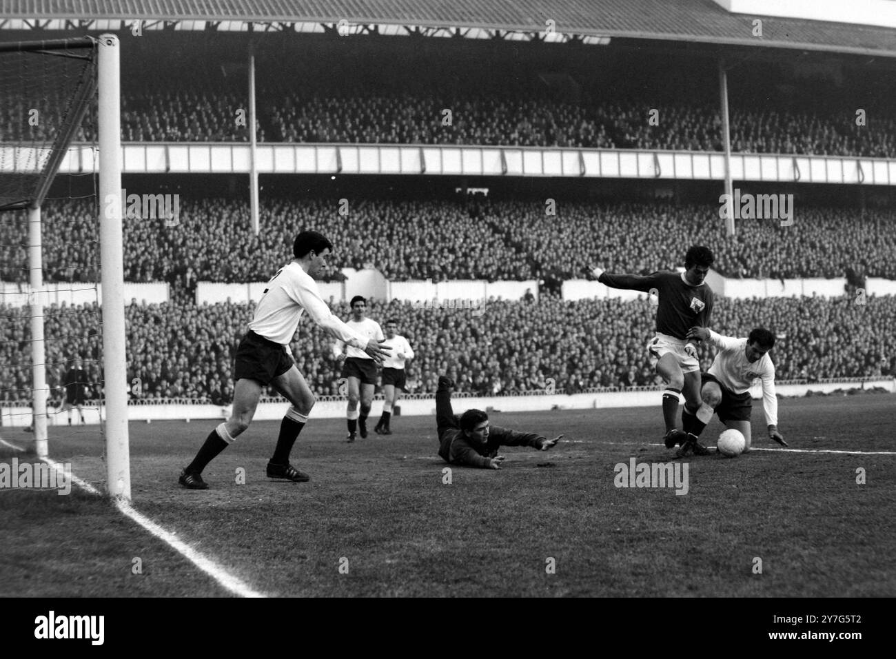 JENNINGS PAT MULLERY ADDISON FOOTBALLEURS EN ACTION NOTTINGHAM FOREST GOALKEEPER V TOTTENHAM HOTSPUR, SPURS IN LONDON / ; 28 DÉCEMBRE 1964 Banque D'Images