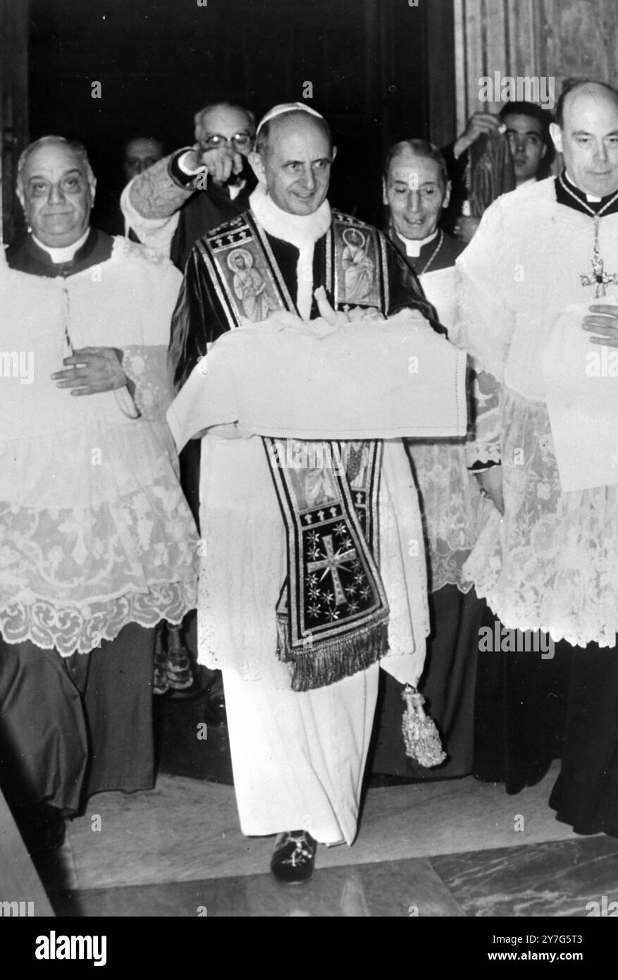 RELIGION LE PAPE PAUL VI PORTE L'IMAGE DE JÉSUS NOUVEAU-NÉ DANS LA CHAPELLE SIXTINE DU VATICAN ; 28 DÉCEMBRE 1964 Banque D'Images