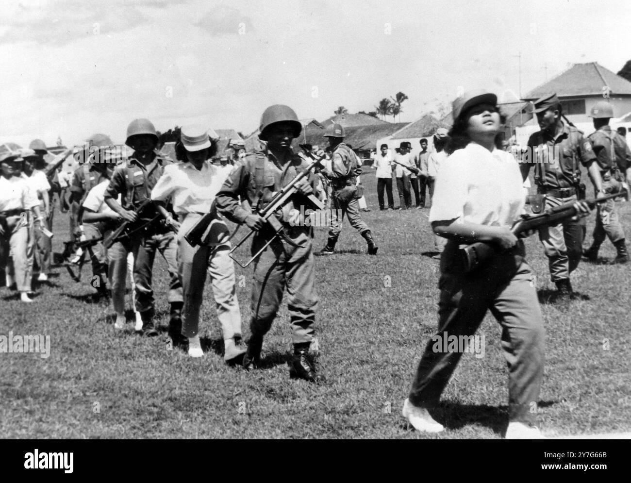 L'ARMÉE INDONÉSIENNE ENRÔLE DES PROSTITUÉES POUR AIDER À FAIRE CAMPAGNE À DJAKARTA ; 23 DÉCEMBRE 1964 Banque D'Images