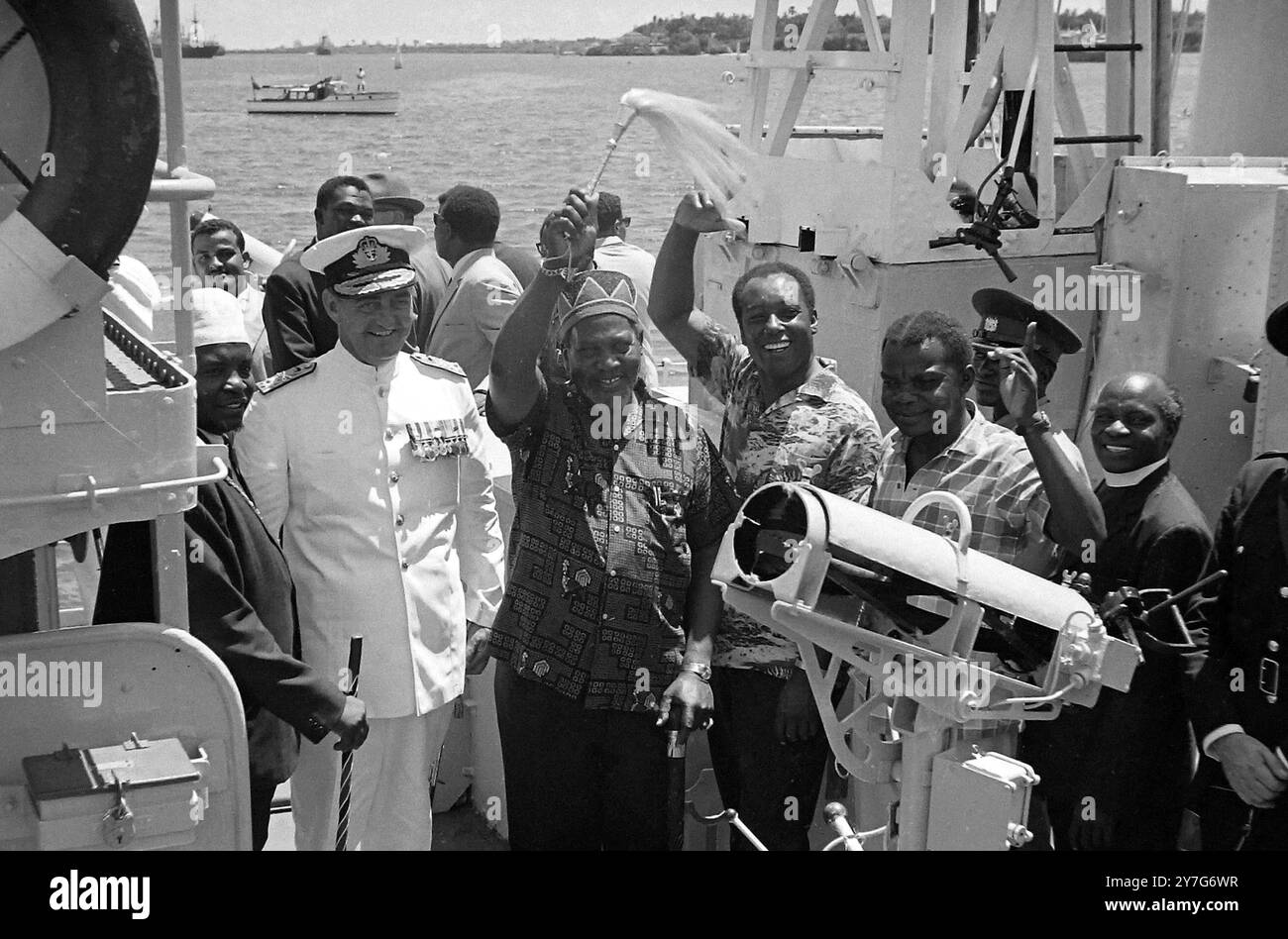 LE PRÉSIDENT DU KENYA JOMO KENYATTA AVEC LE MINISTRE KÉNYAN KHODEK ARGWING À MOMBASA / ; 18 DÉCEMBRE 1964 Banque D'Images