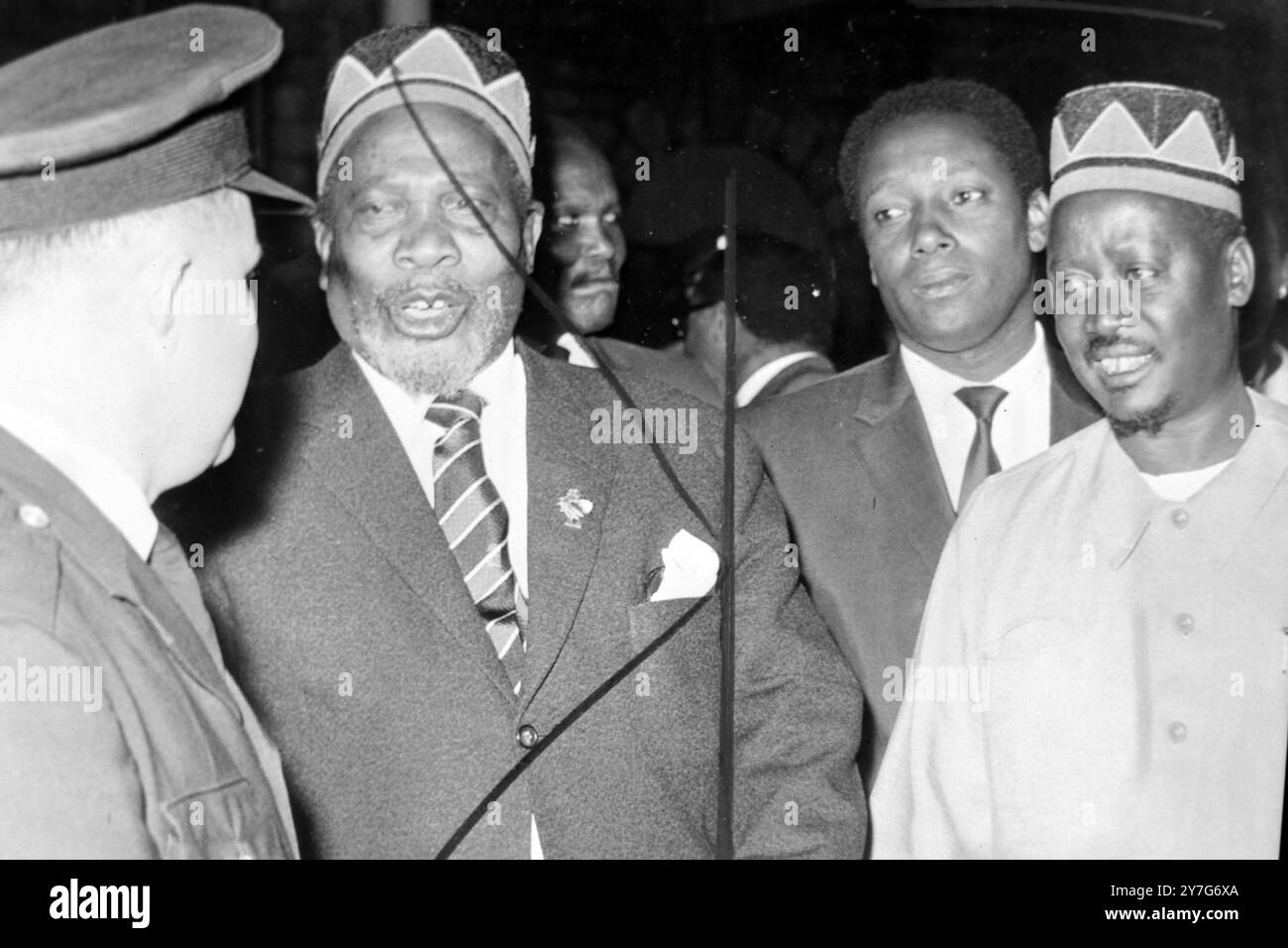 LE PRÉSIDENT DU KENYA, JOMO KENYATTA, AVEC NJEROGE MUNGAI ET OGINGA ODINGA À NAIROBI, LE 18 DÉCEMBRE 1964 Banque D'Images