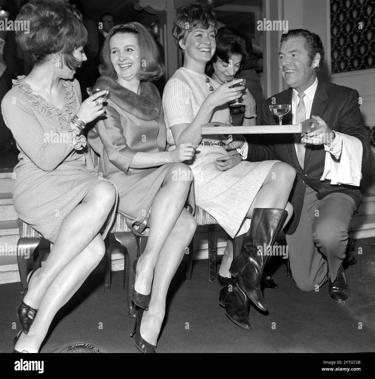 L'ACTEUR KENNETH MORE AVEC ANNA BARRY JOUE DANS OUR MAN CRICHON À LONDRES / ; 17 DÉCEMBRE 1964 Banque D'Images