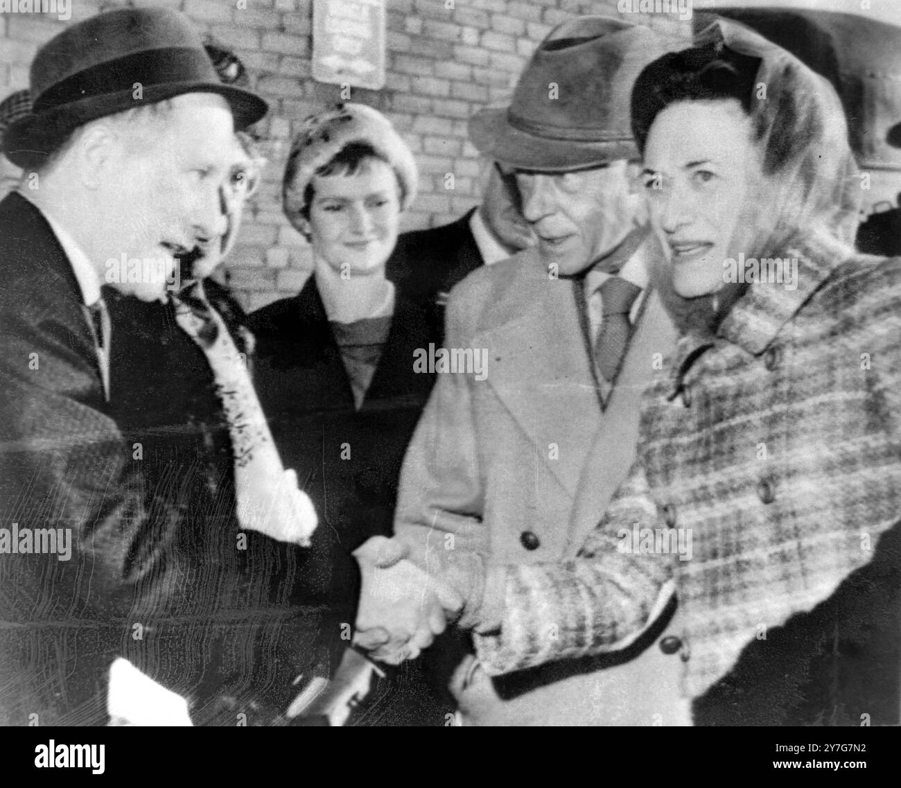 DUC ET DUCHESSE DE WINDSOR ACCUEILLIS PAR UN AGENT FERROVIAIRE À ST LOUIS ; 14 DÉCEMBRE 1964 Banque D'Images