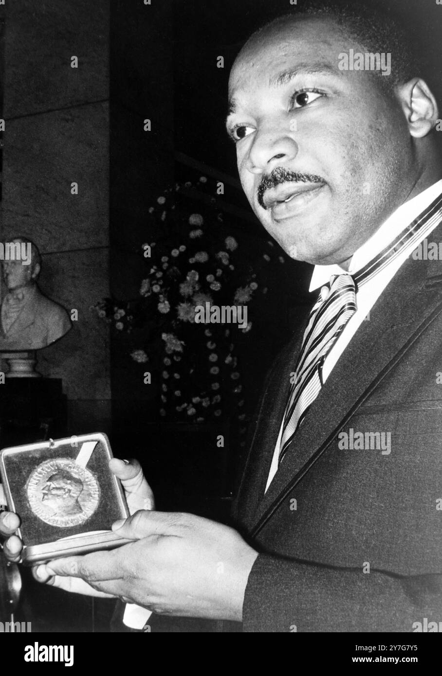12 DÉCEMBRE 1964 Martin Luther King, leader des droits civiques, reçoit la médaille d'or du prix Nobel de la paix en 1964 lors d'une cérémonie à l'Université d'Oslo, en Norvège. Banque D'Images